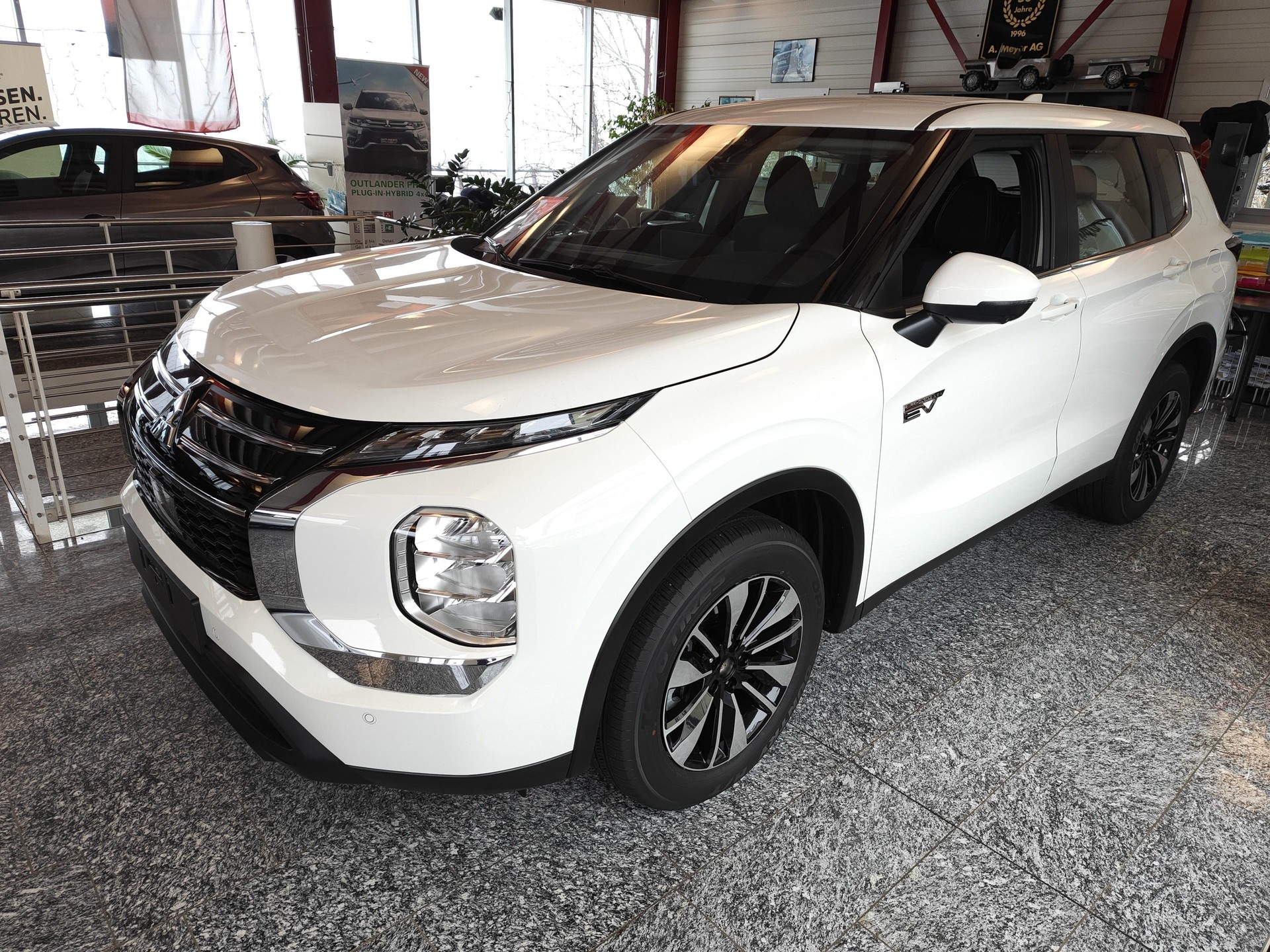 MITSUBISHI Outlander 2.4 PHEV Inform 4x4-image-0