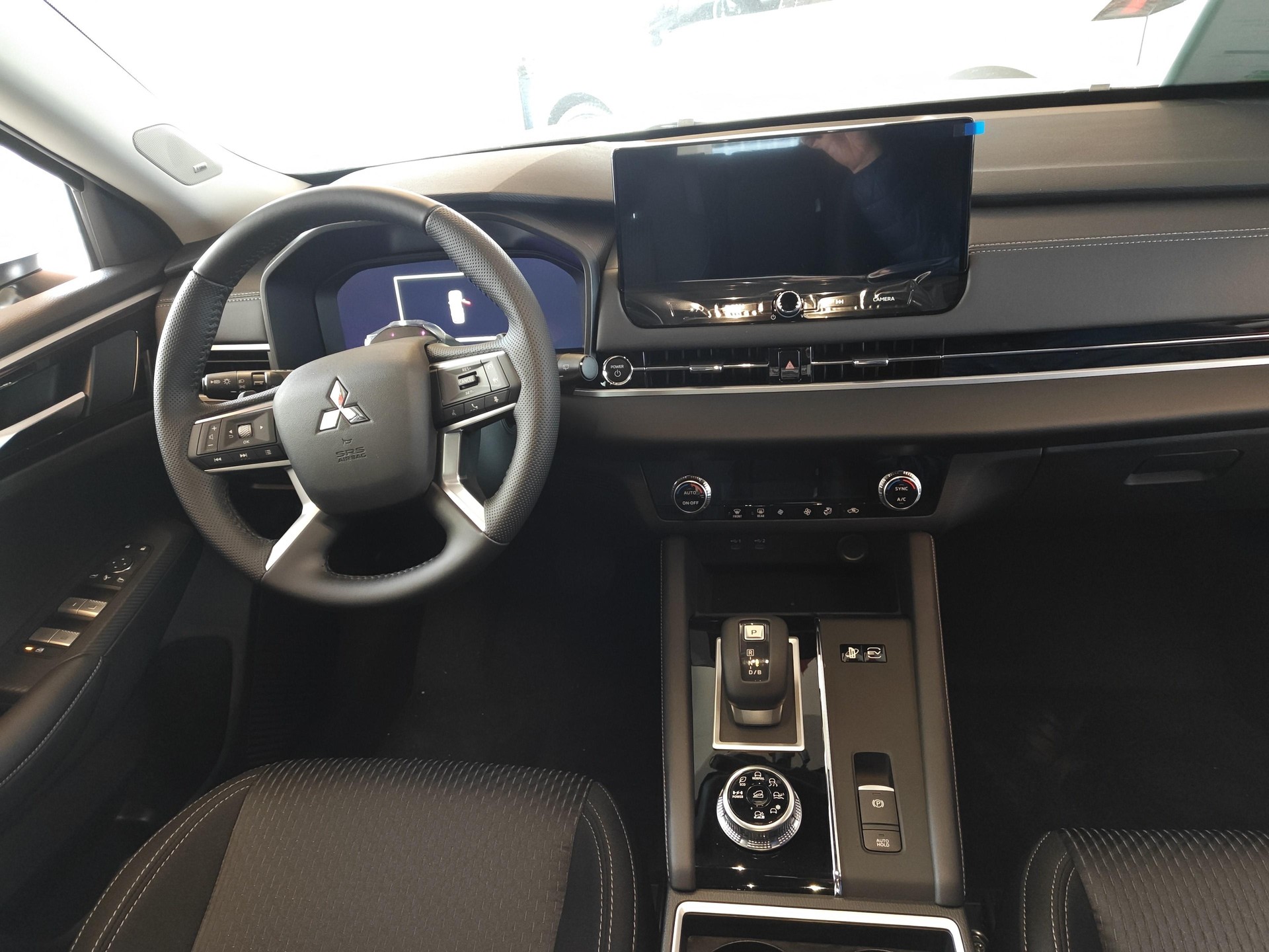 MITSUBISHI Outlander 2.4 PHEV Inform 4x4-image-6