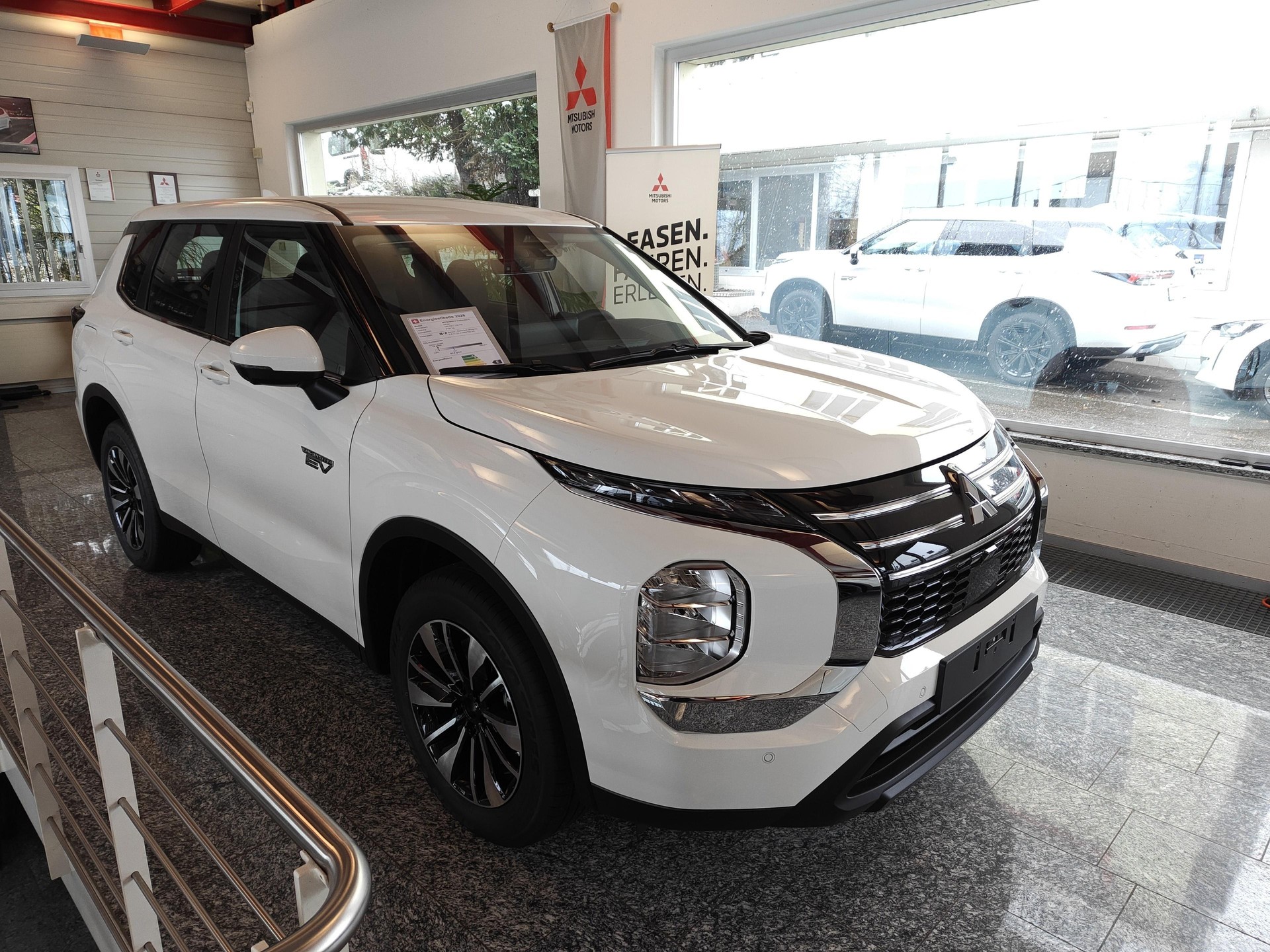 MITSUBISHI Outlander 2.4 PHEV Inform 4x4-image-4