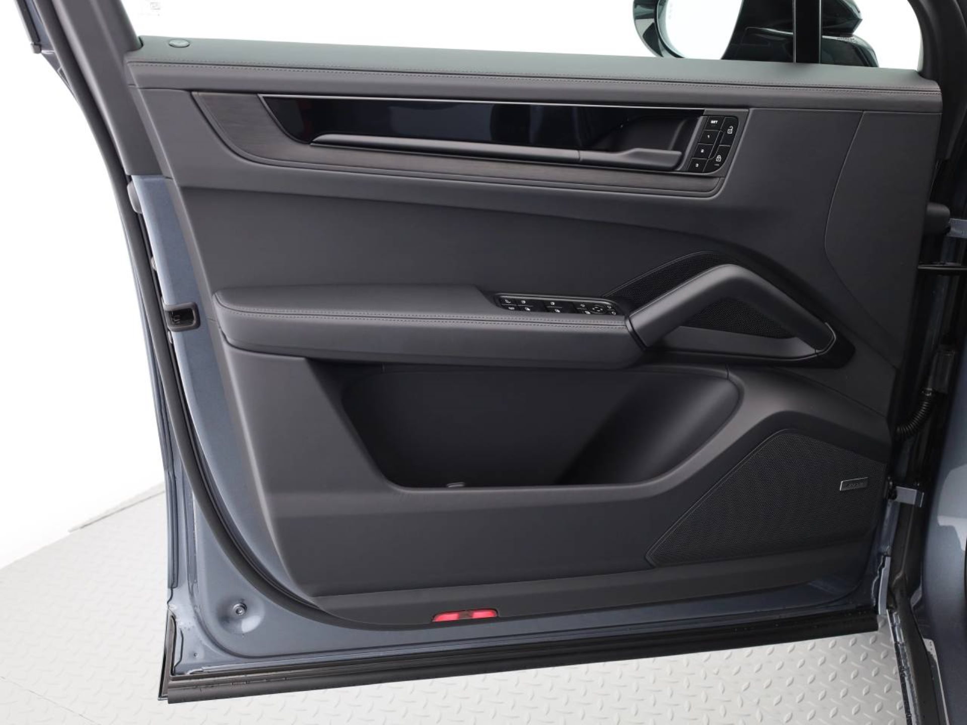 PORSCHE Cayenne S E-Hybrid Black Edition-image-17
