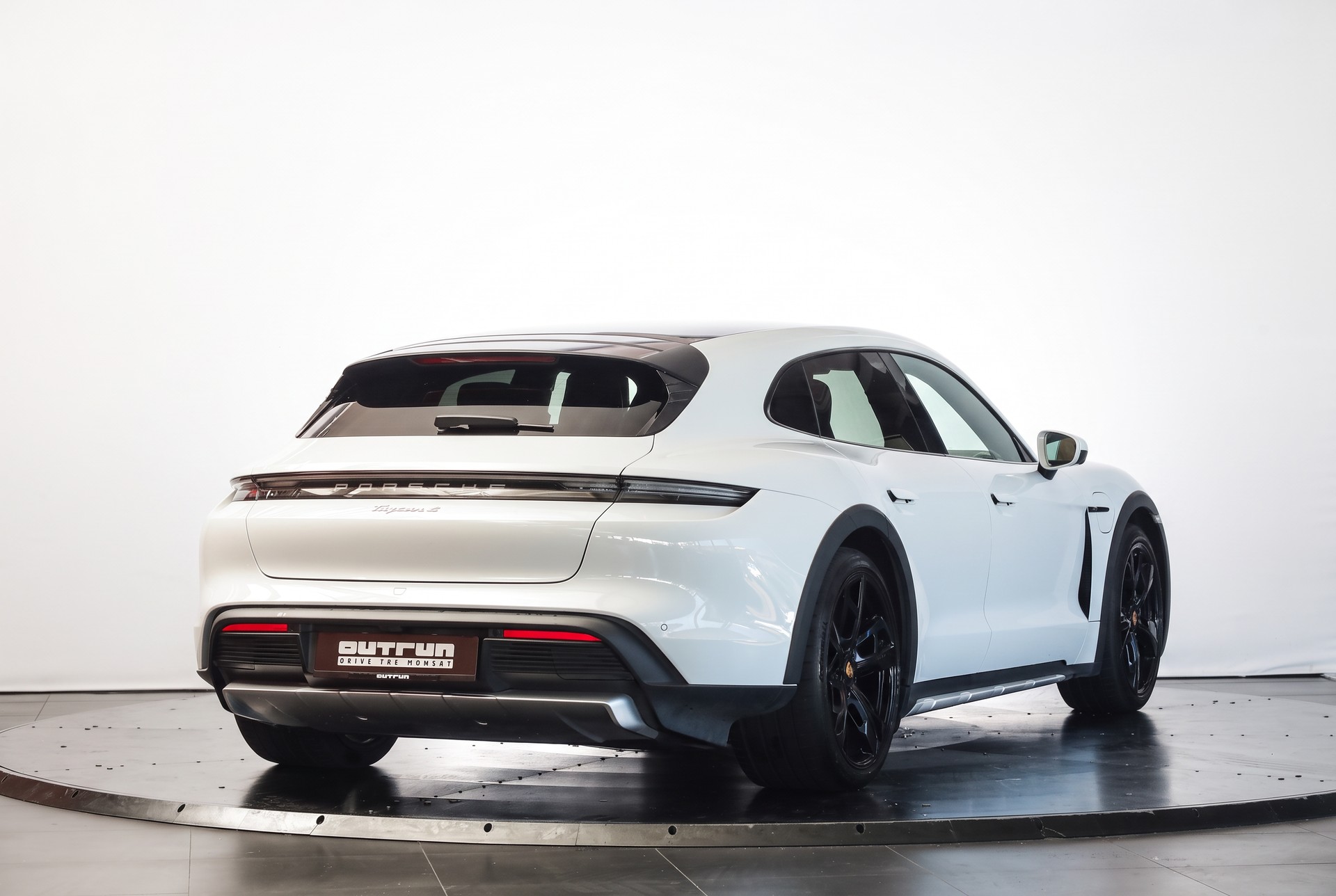 PORSCHE Taycan 4 Cross Turismo Performance Battery Plus / Pack Sport Chrono /-image-4