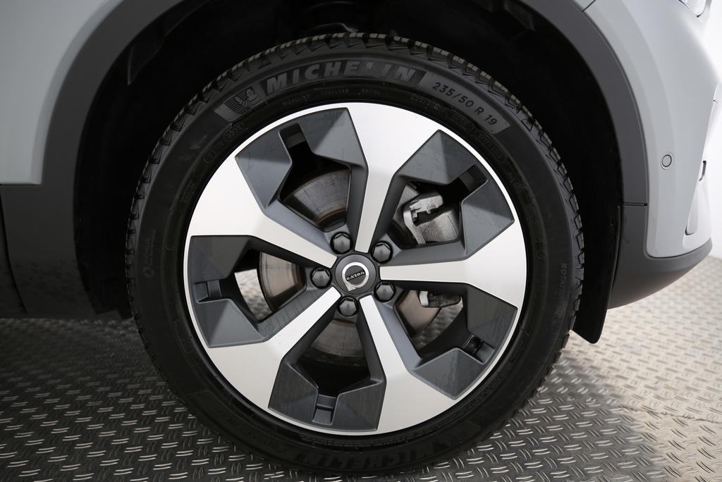 VOLVO XC40 2.0 B3 MH Plus Dark-image-12