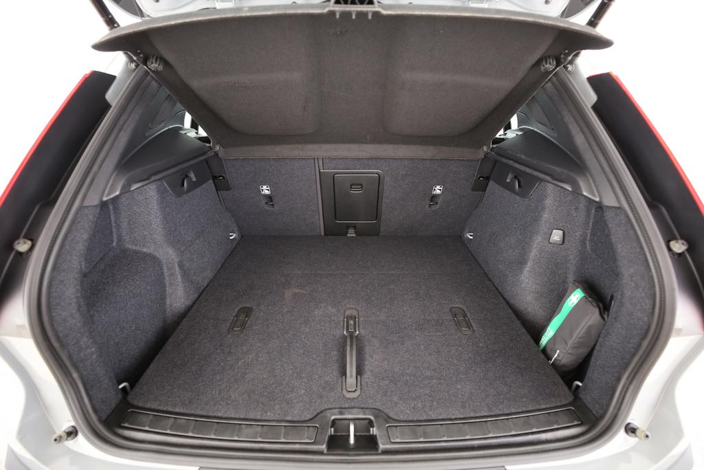 VOLVO XC40 2.0 B3 MH Plus Dark-image-13