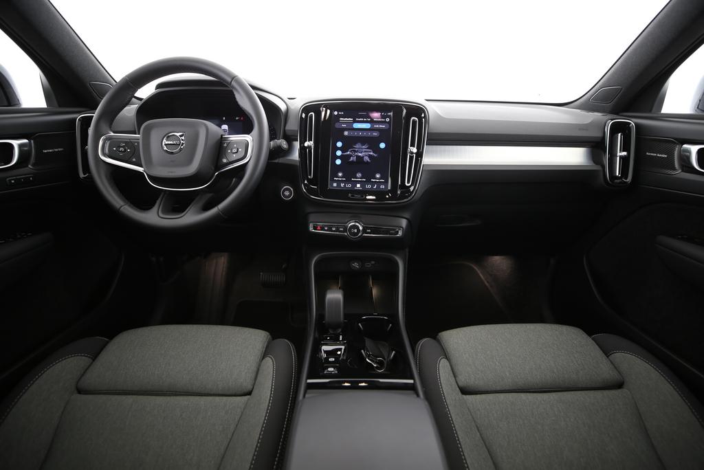 VOLVO XC40 2.0 B3 MH Plus Dark-image-9