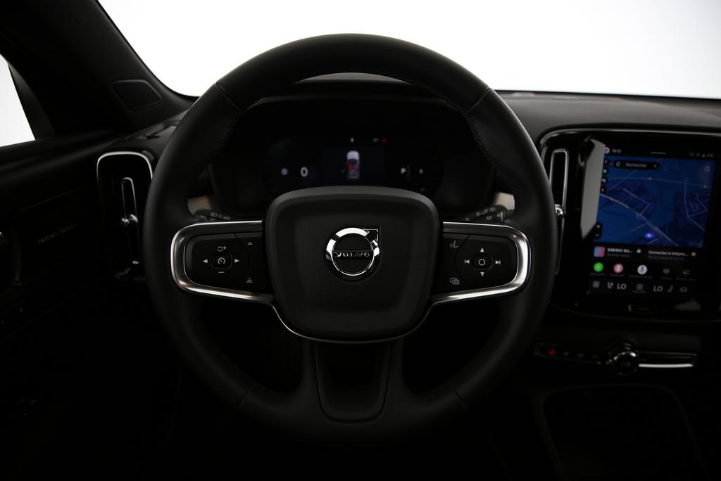 VOLVO XC40 2.0 B3 MH Plus Dark-image-4