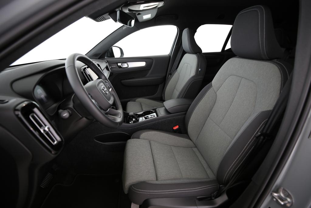 VOLVO XC40 2.0 B3 MH Plus Dark-image-3