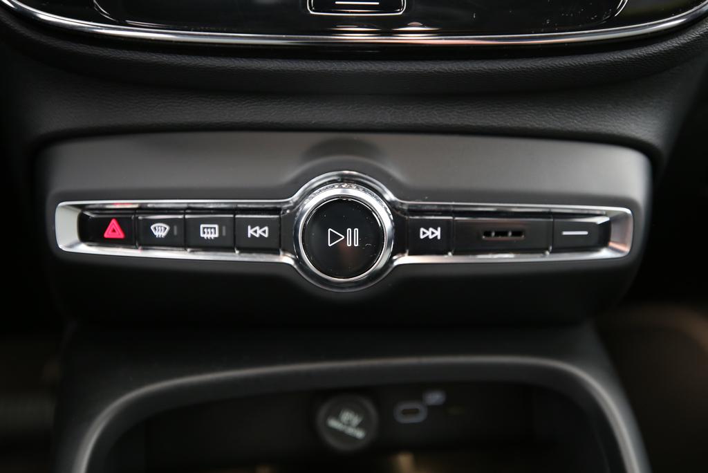 VOLVO XC40 2.0 B3 MH Plus Dark-image-6