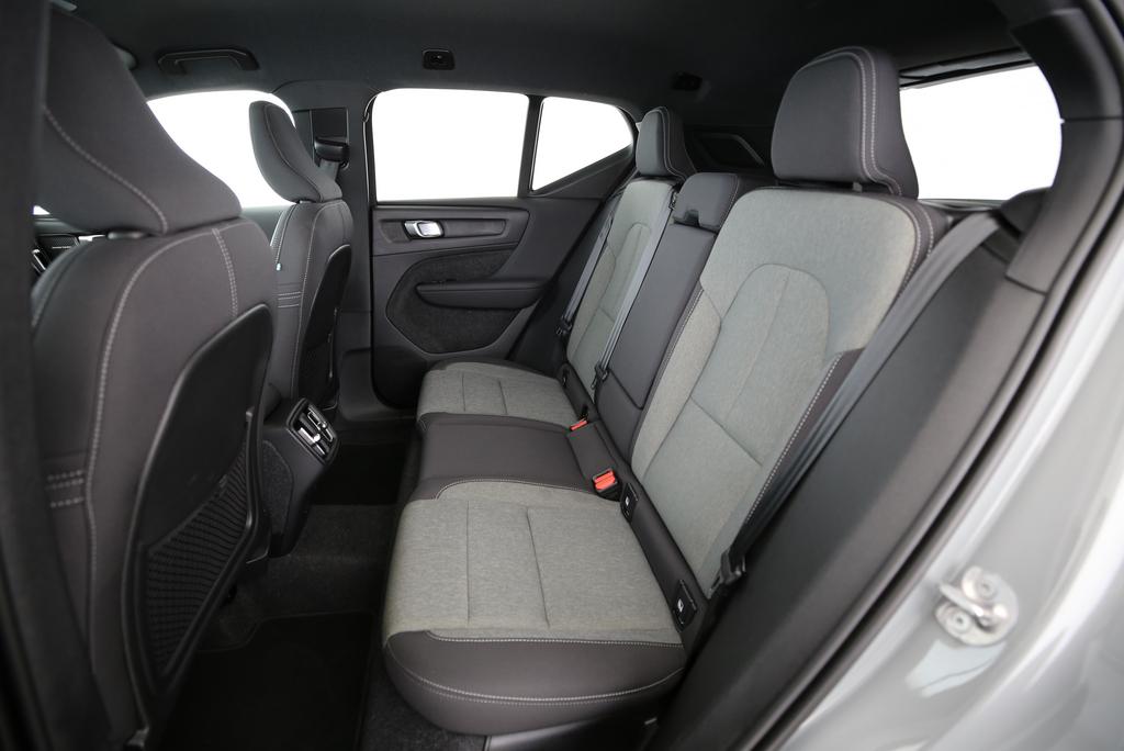 VOLVO XC40 2.0 B3 MH Plus Dark-image-10