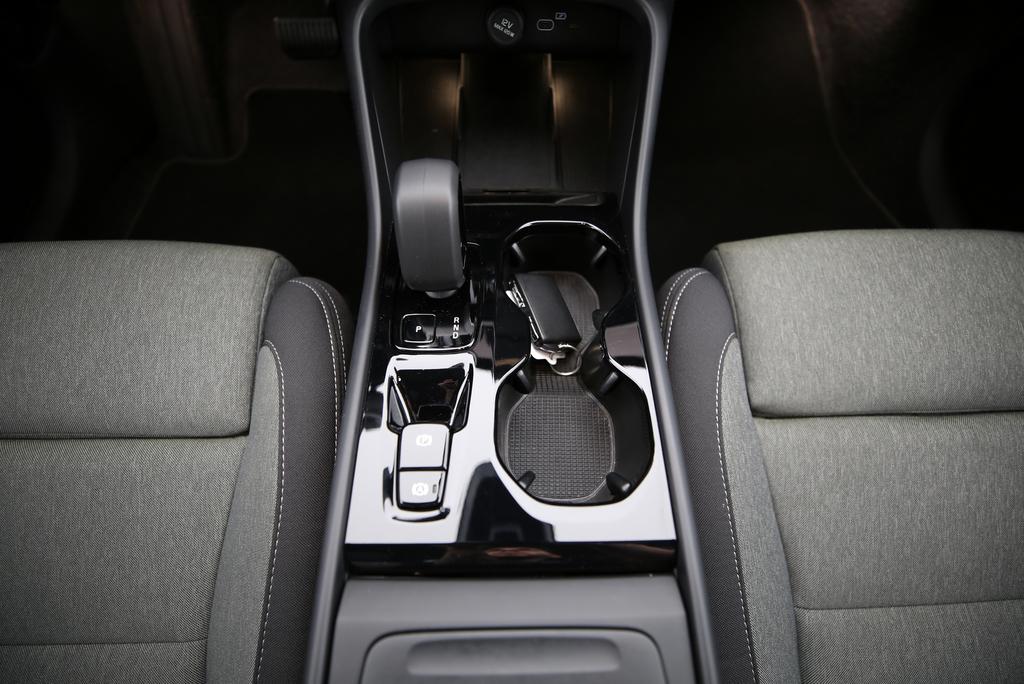 VOLVO XC40 2.0 B3 MH Plus Dark-image-7