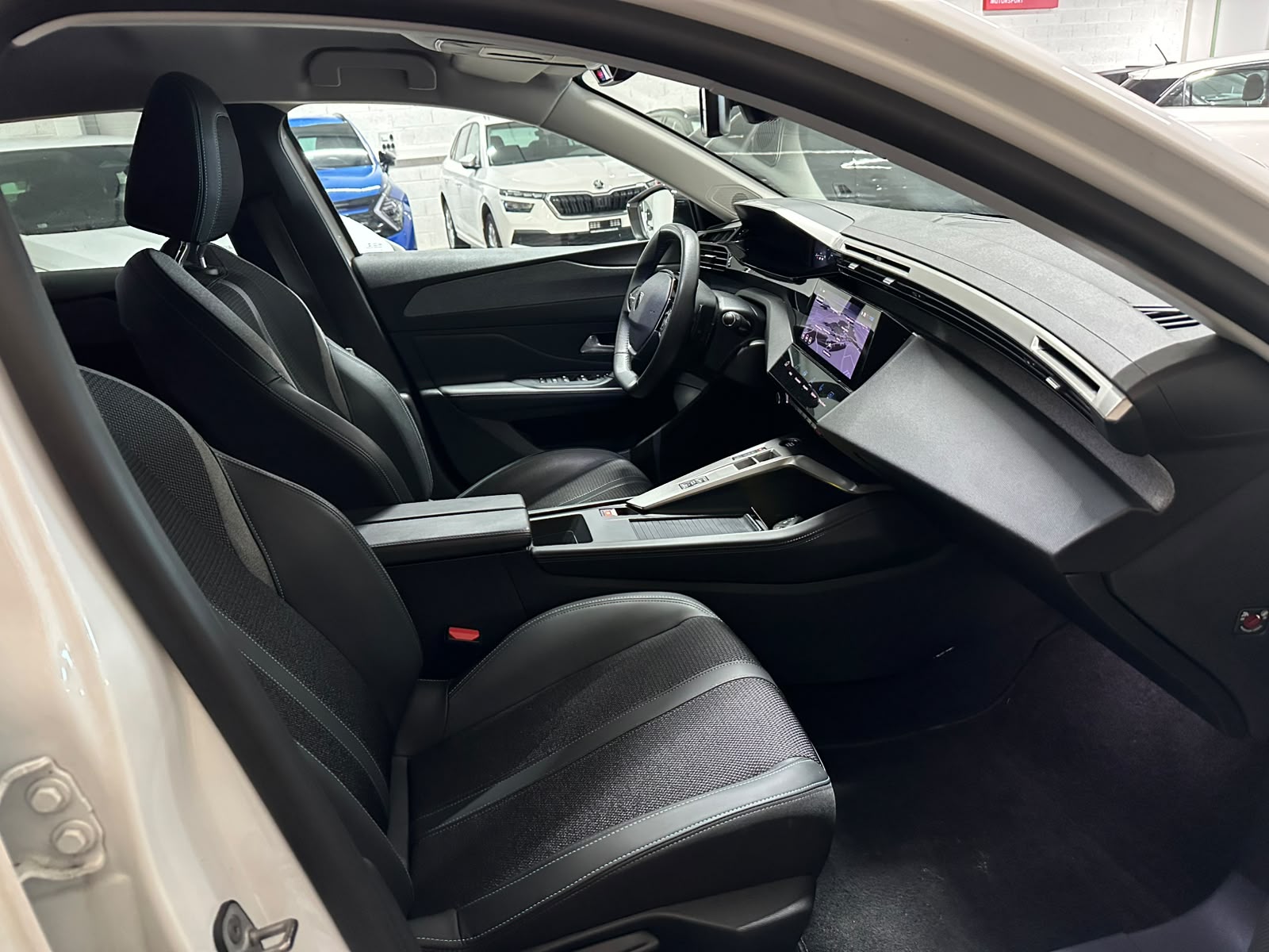 PEUGEOT 308 SW 1.5 BlueHDI Allure Pack EAT8-image-9