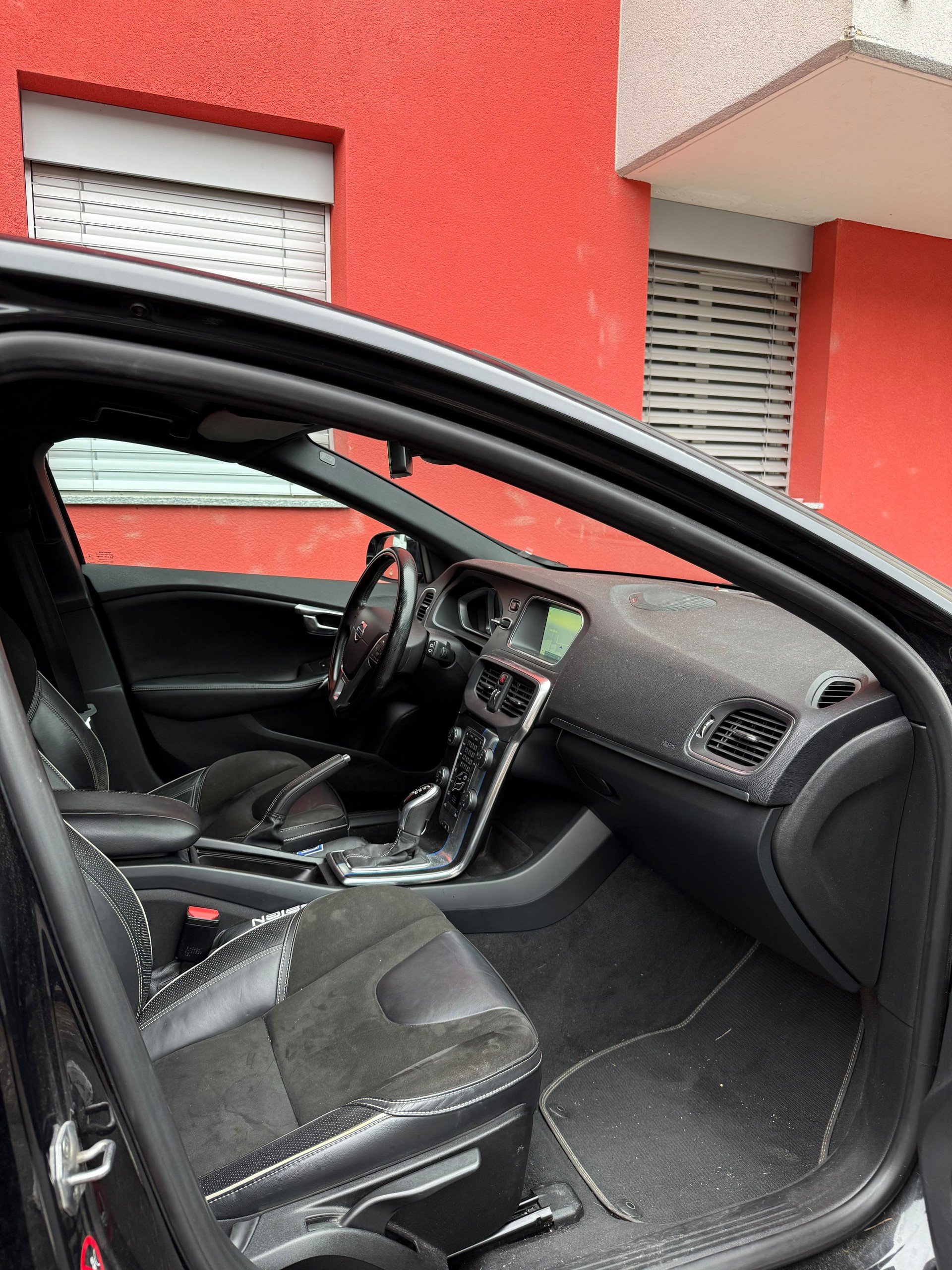 VOLVO V40 D4 R.design-image-4