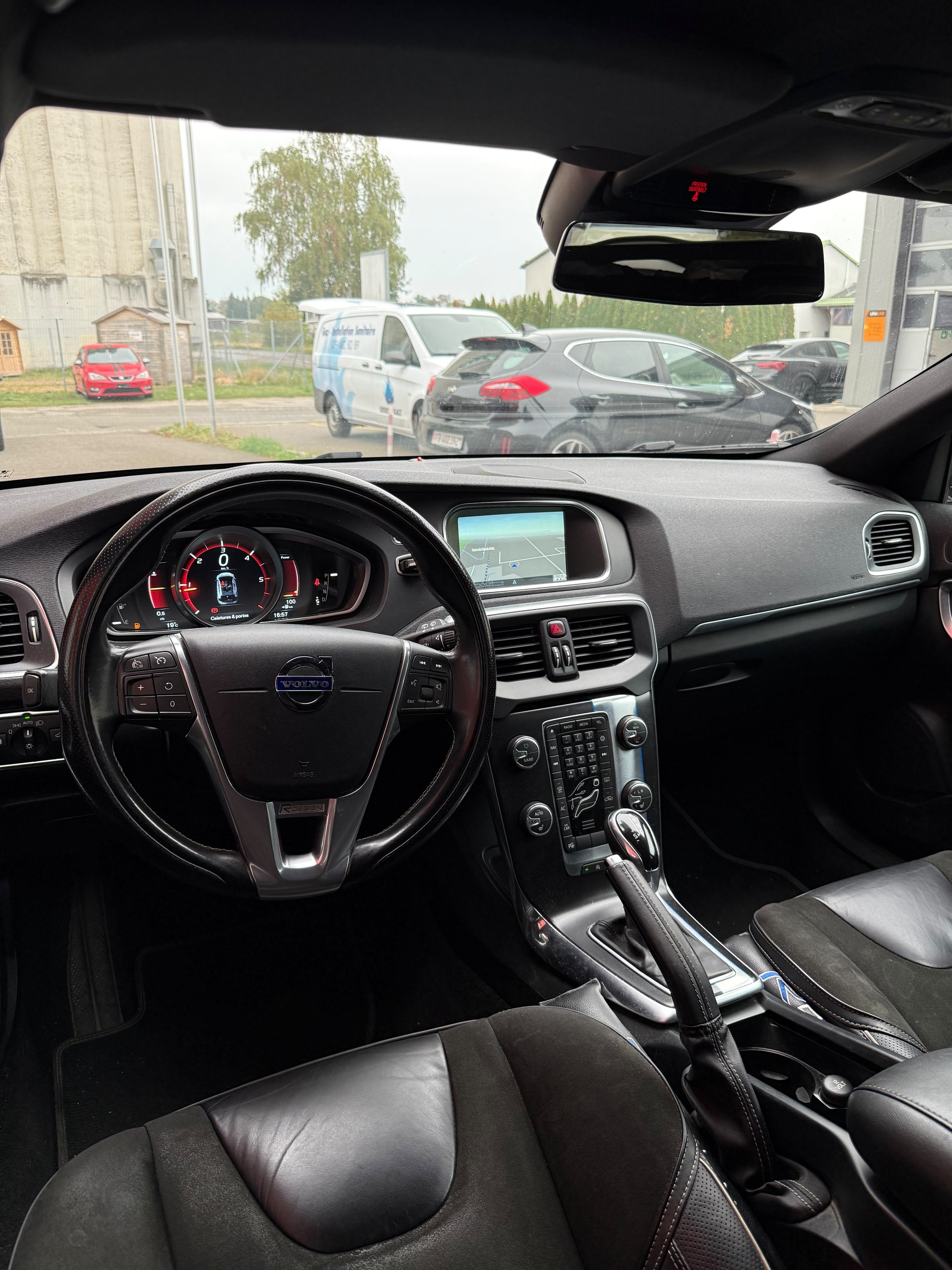 VOLVO V40 D4 R.design-image-7