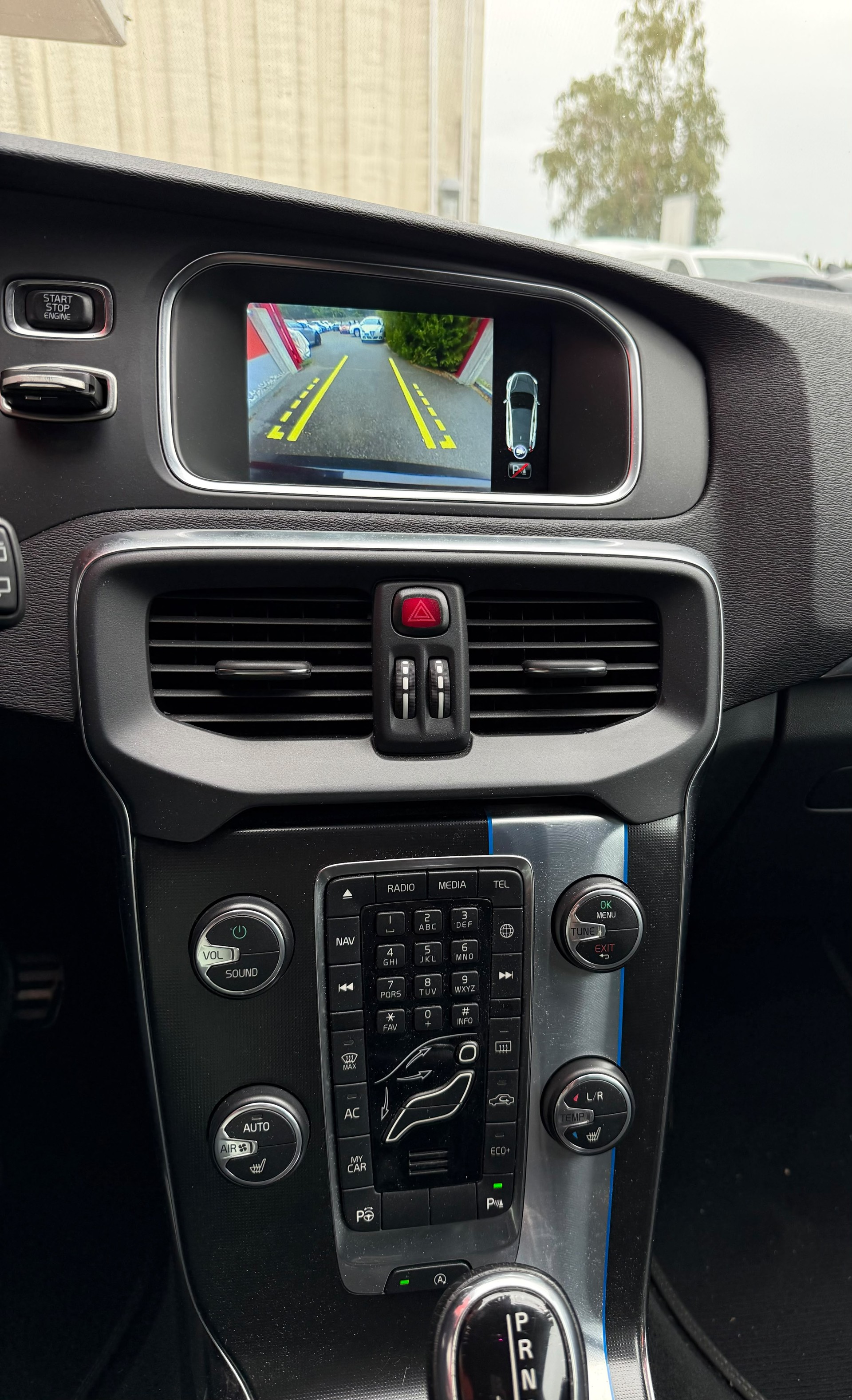 VOLVO V40 D4 R.design-image-2
