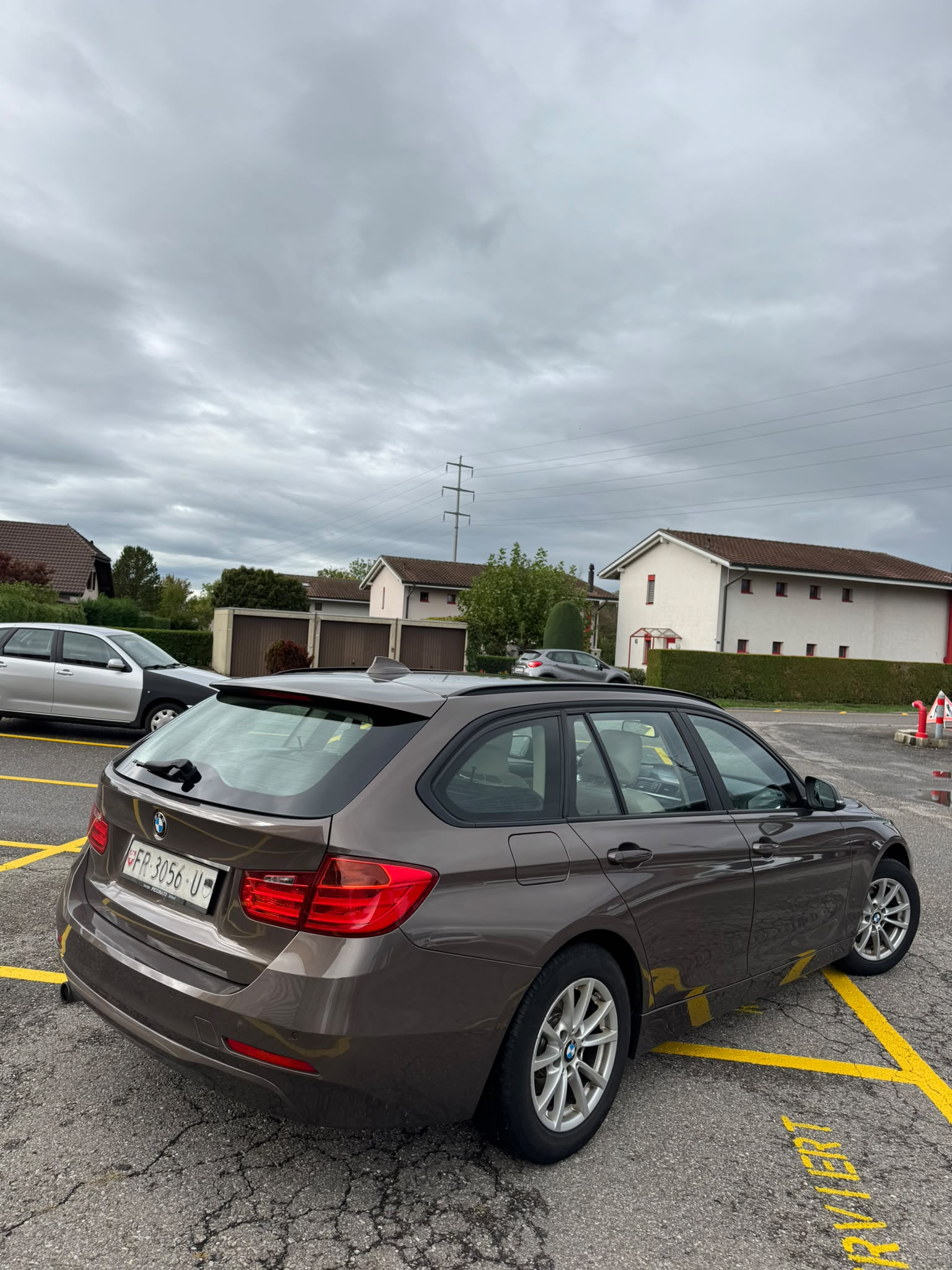 BMW 320d xDrive Touring Luxury Line-image-2