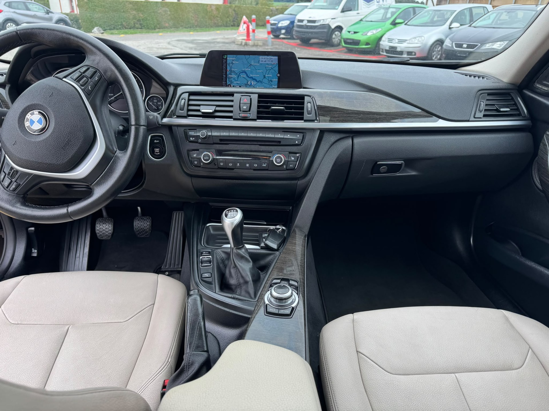 BMW 320d xDrive Touring Luxury Line-image-8