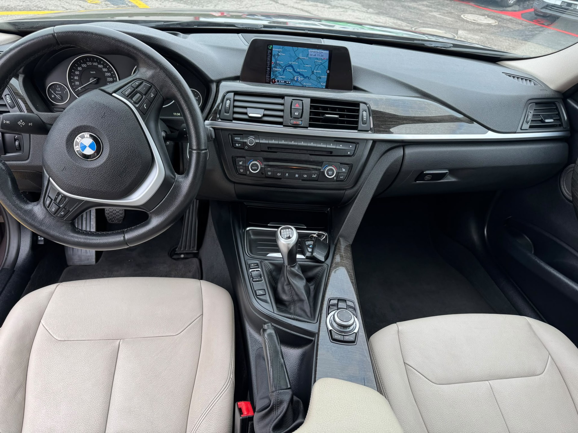 BMW 320d xDrive Touring Luxury Line-image-9