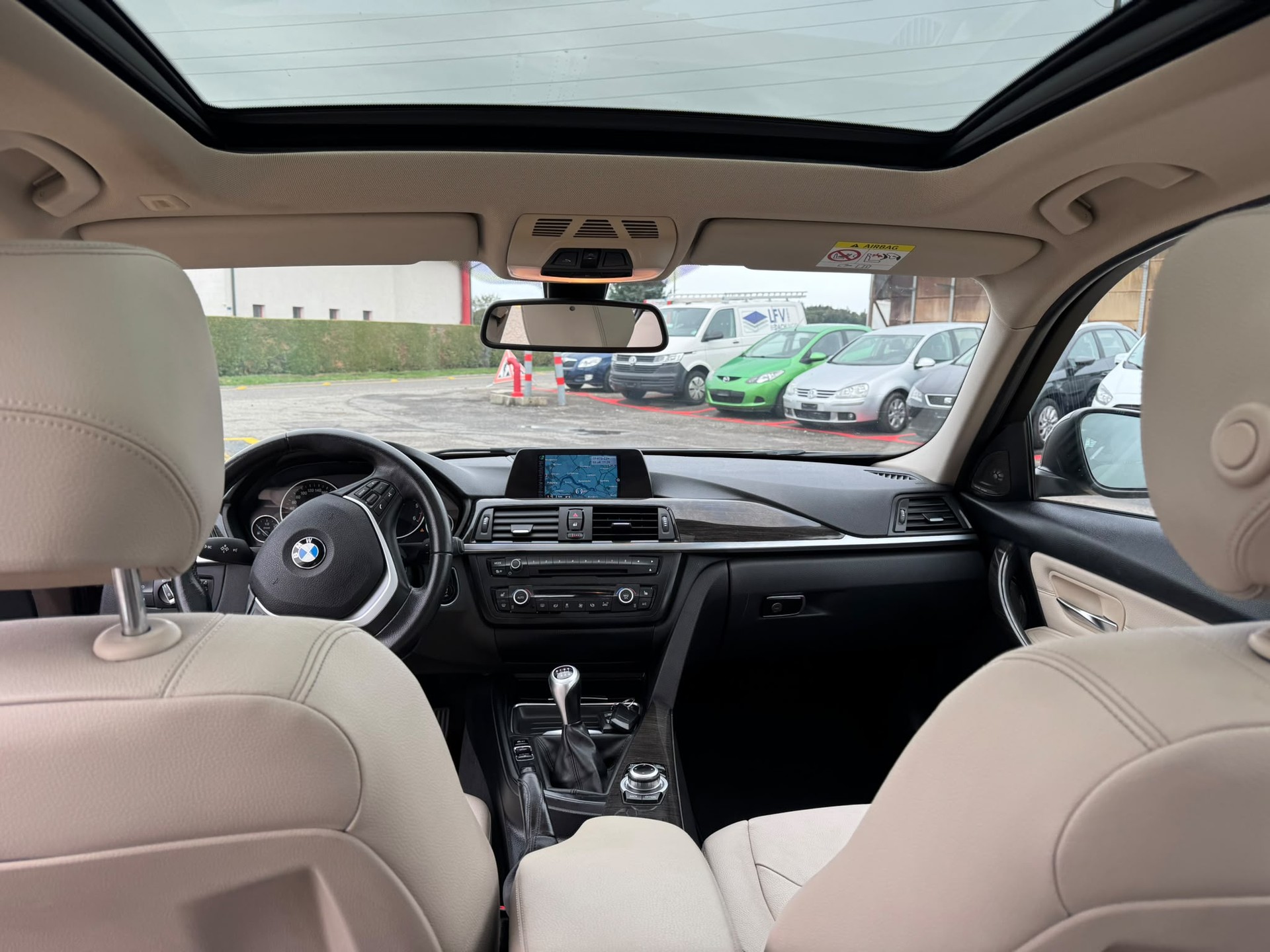 BMW 320d xDrive Touring Luxury Line-image-7