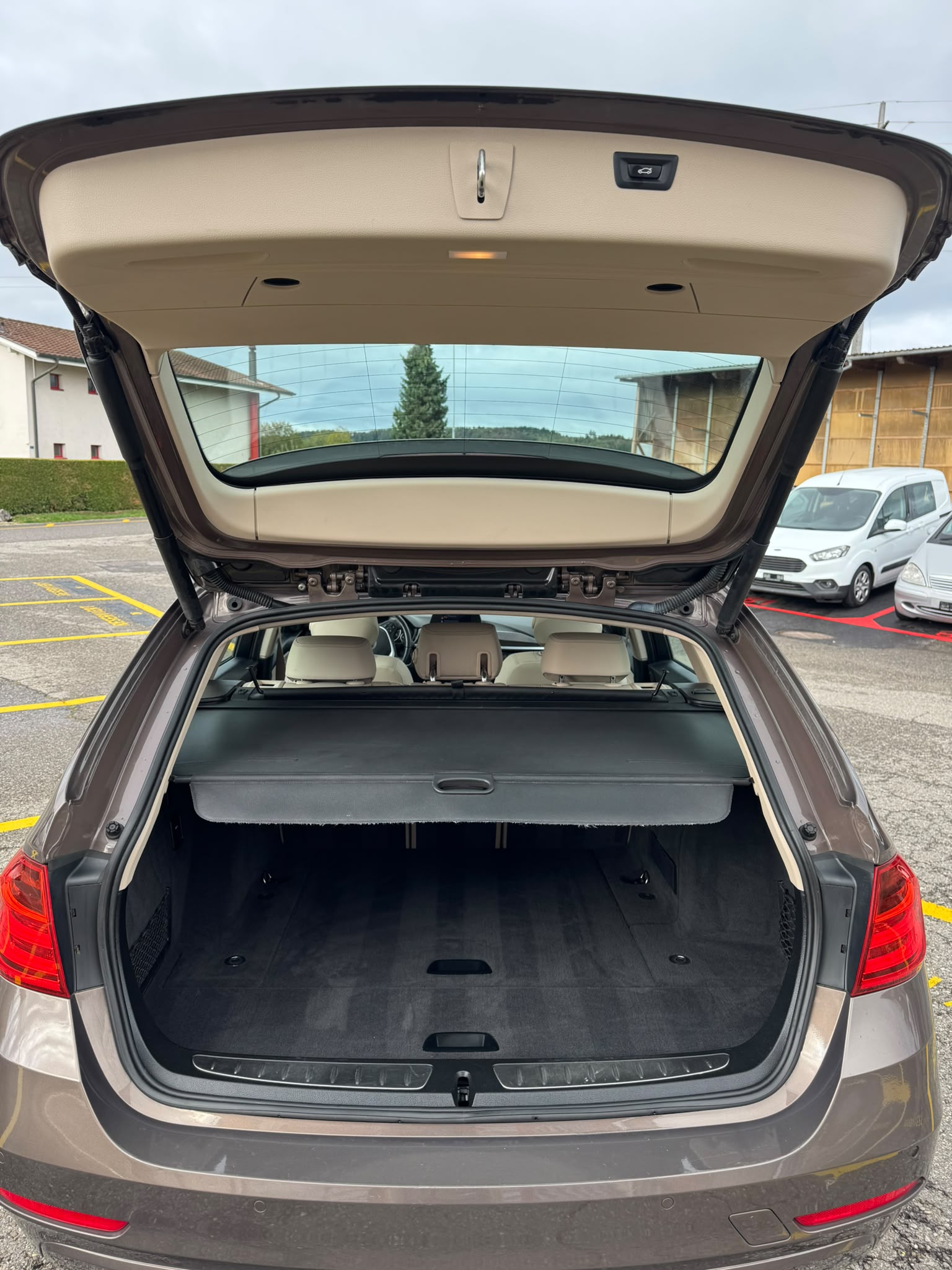BMW 320d xDrive Touring Luxury Line-image-6