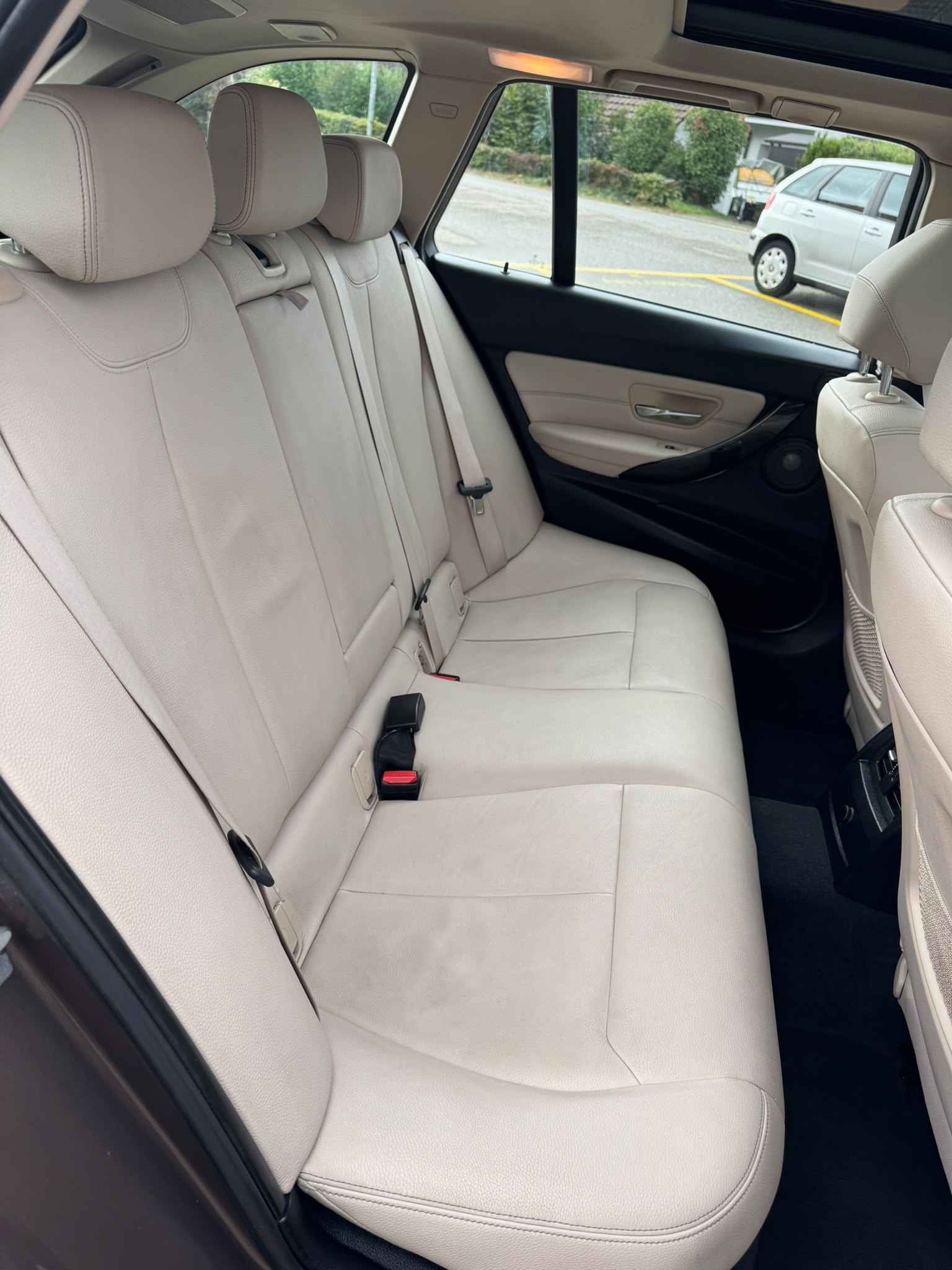BMW 320d xDrive Touring Luxury Line-image-11