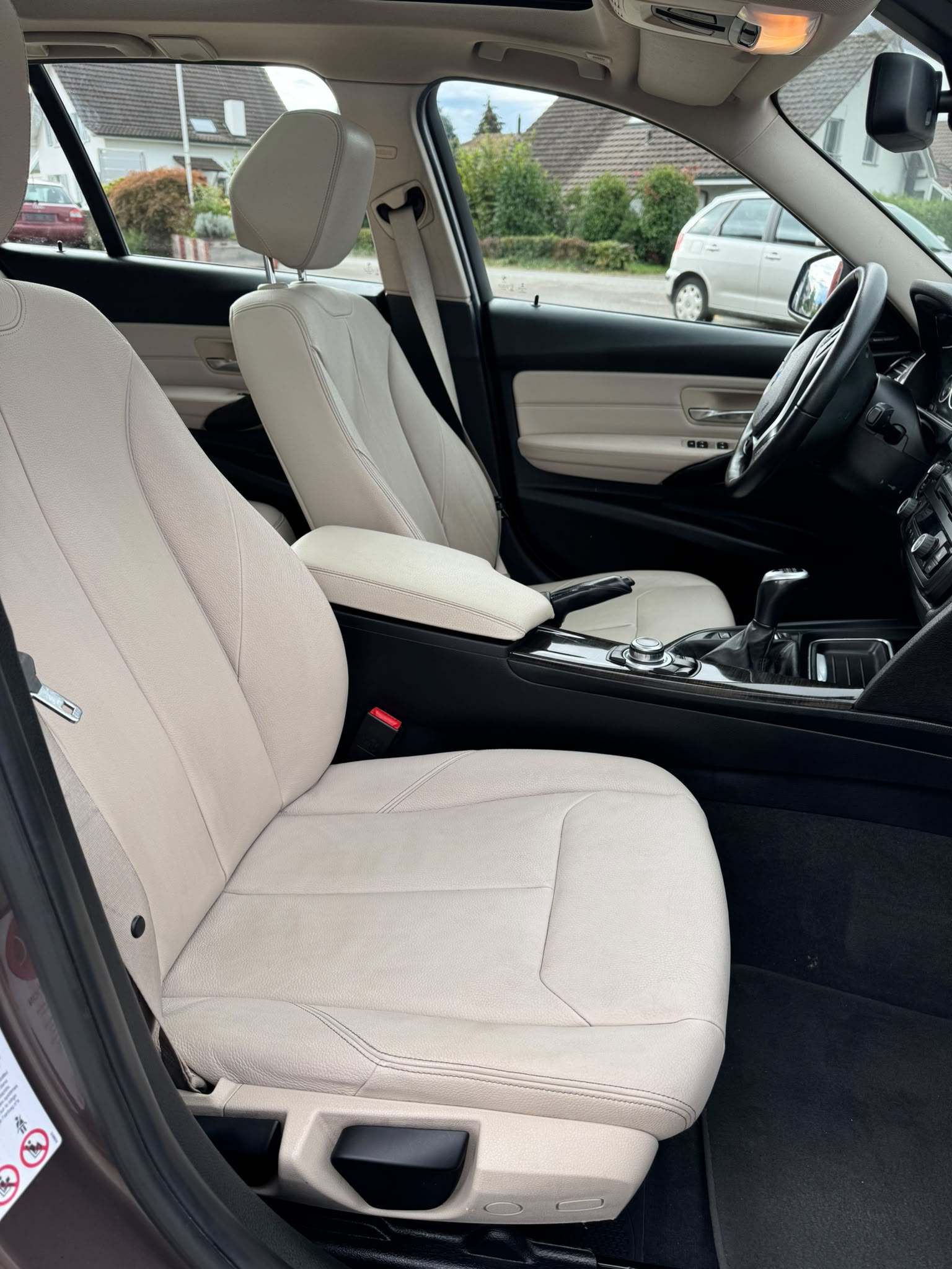BMW 320d xDrive Touring Luxury Line-image-10