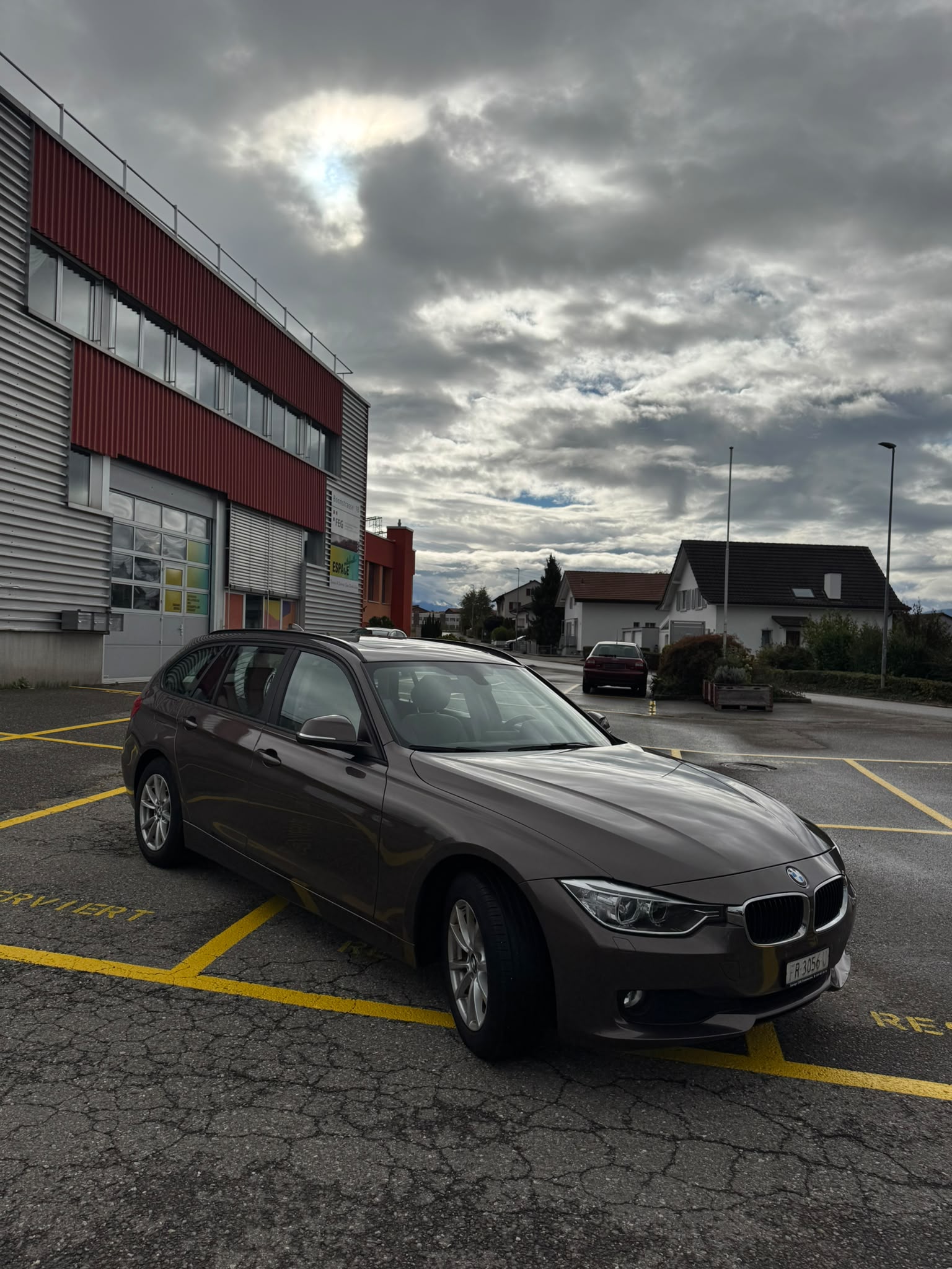 BMW 320d xDrive Touring Luxury Line-image-1