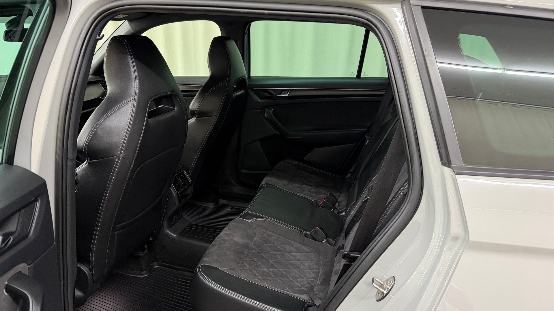 SKODA Kodiaq 2.0 TSI 4x4 Sport Line-image-10