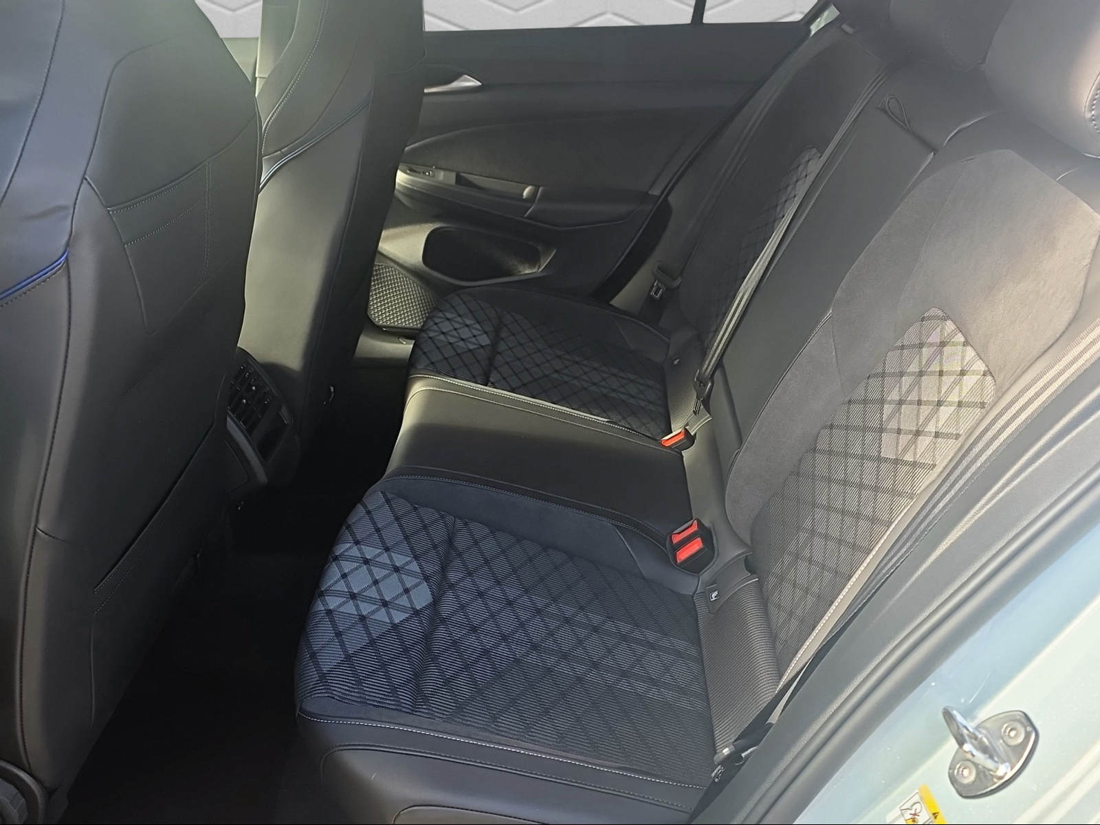 VW Golf 1.5 TSI HEV R-Line-image-12