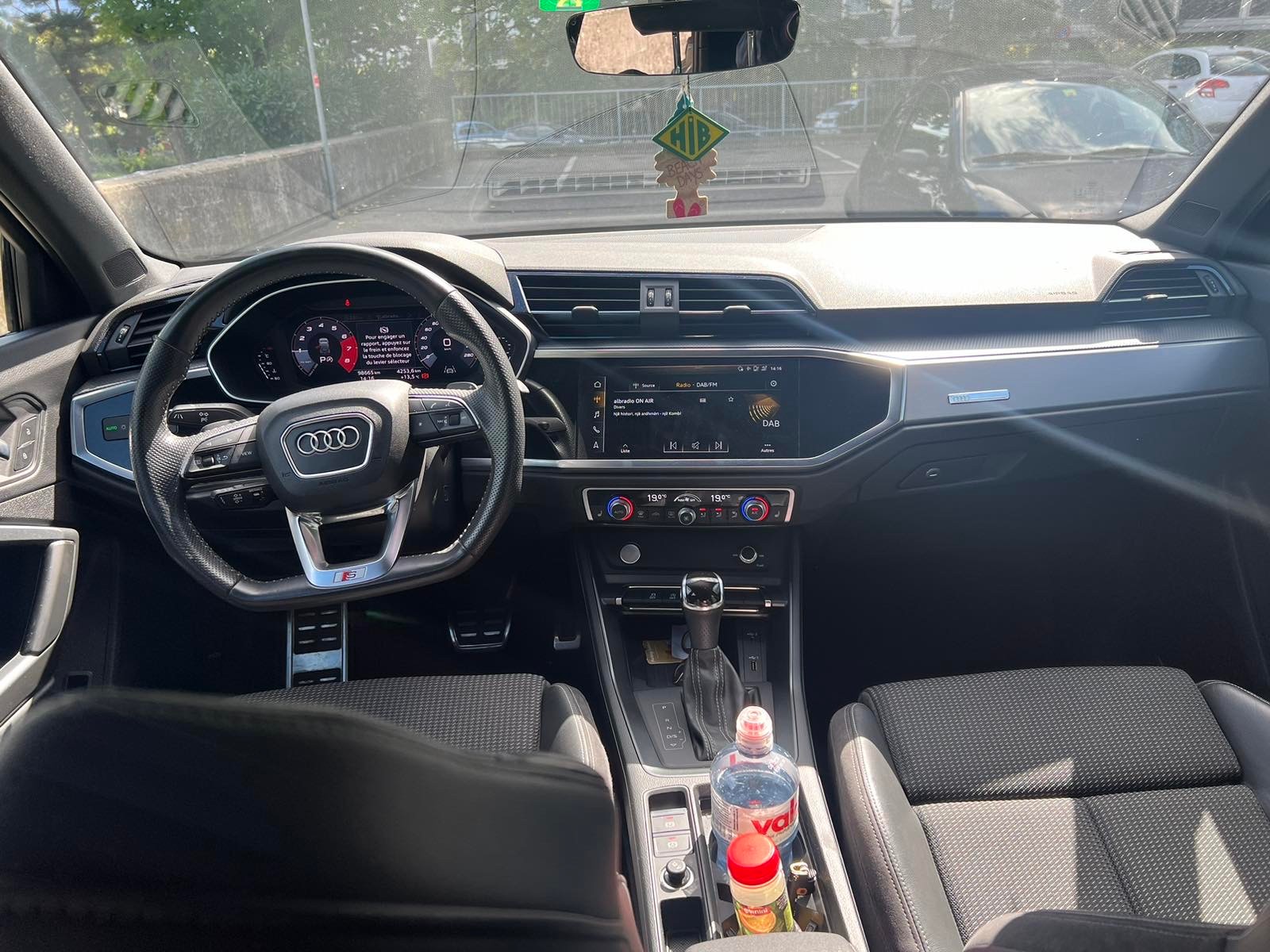 AUDI Q3 35 TFSI S line-image-3