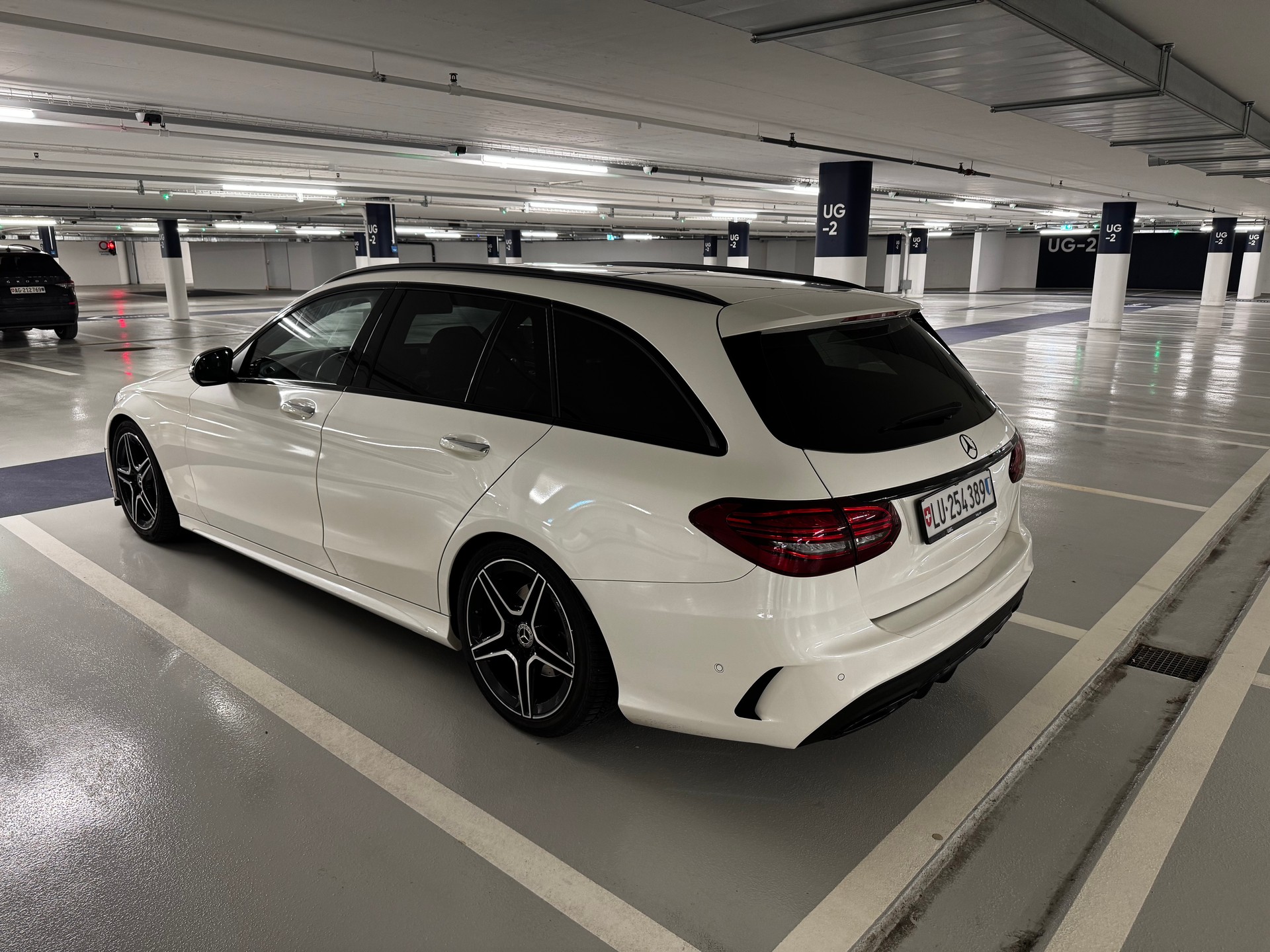 MERCEDES-BENZ C 200 Swiss Star AMG Line 4M 9G-Tronic-image-2