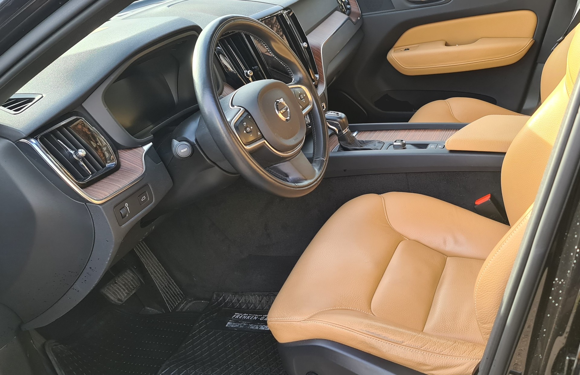 VOLVO XC60 D4 AWD Momentum Geartronic-image-5