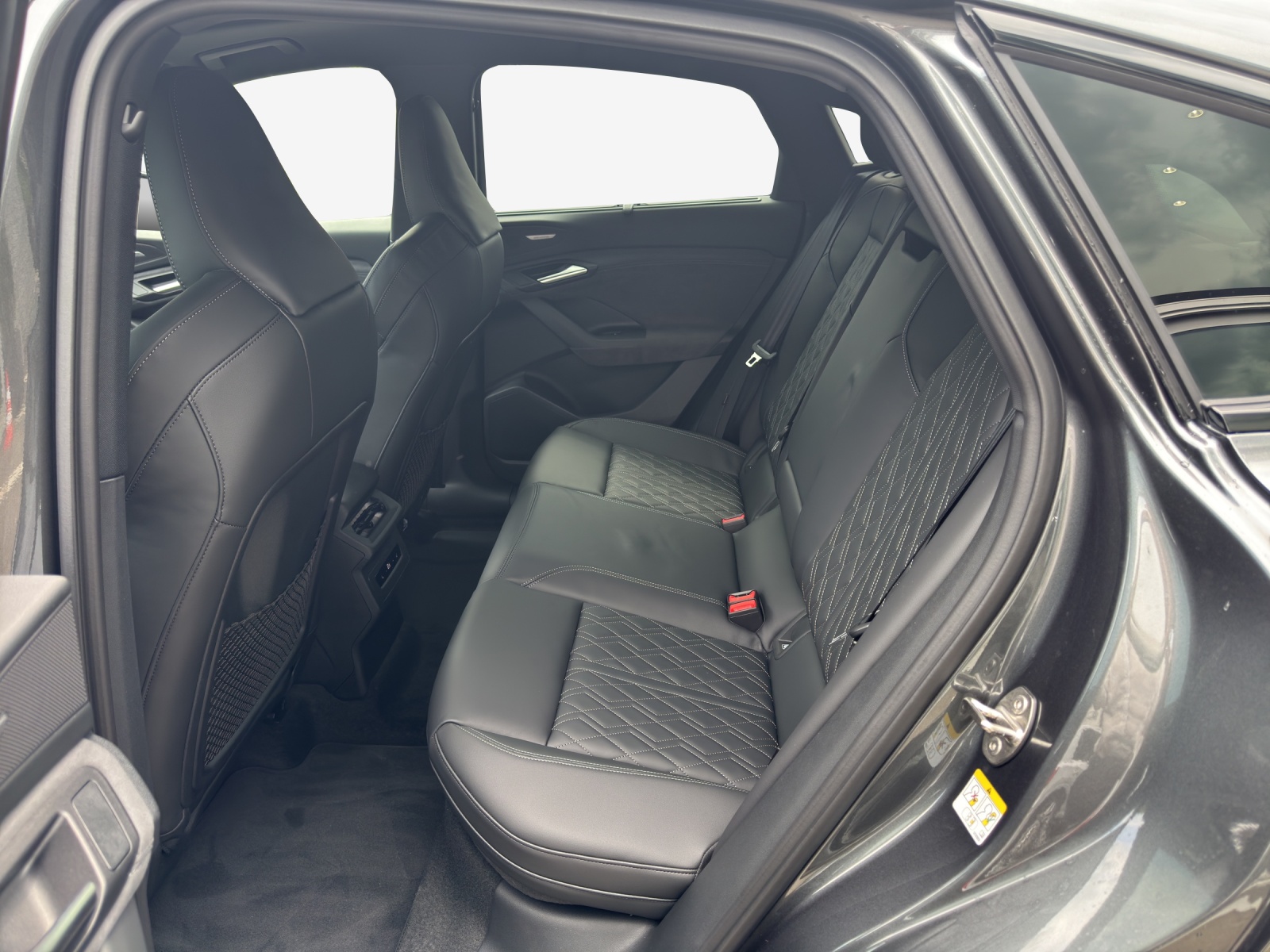 AUDI SQ6 Sportback e-tron quattro-image-11
