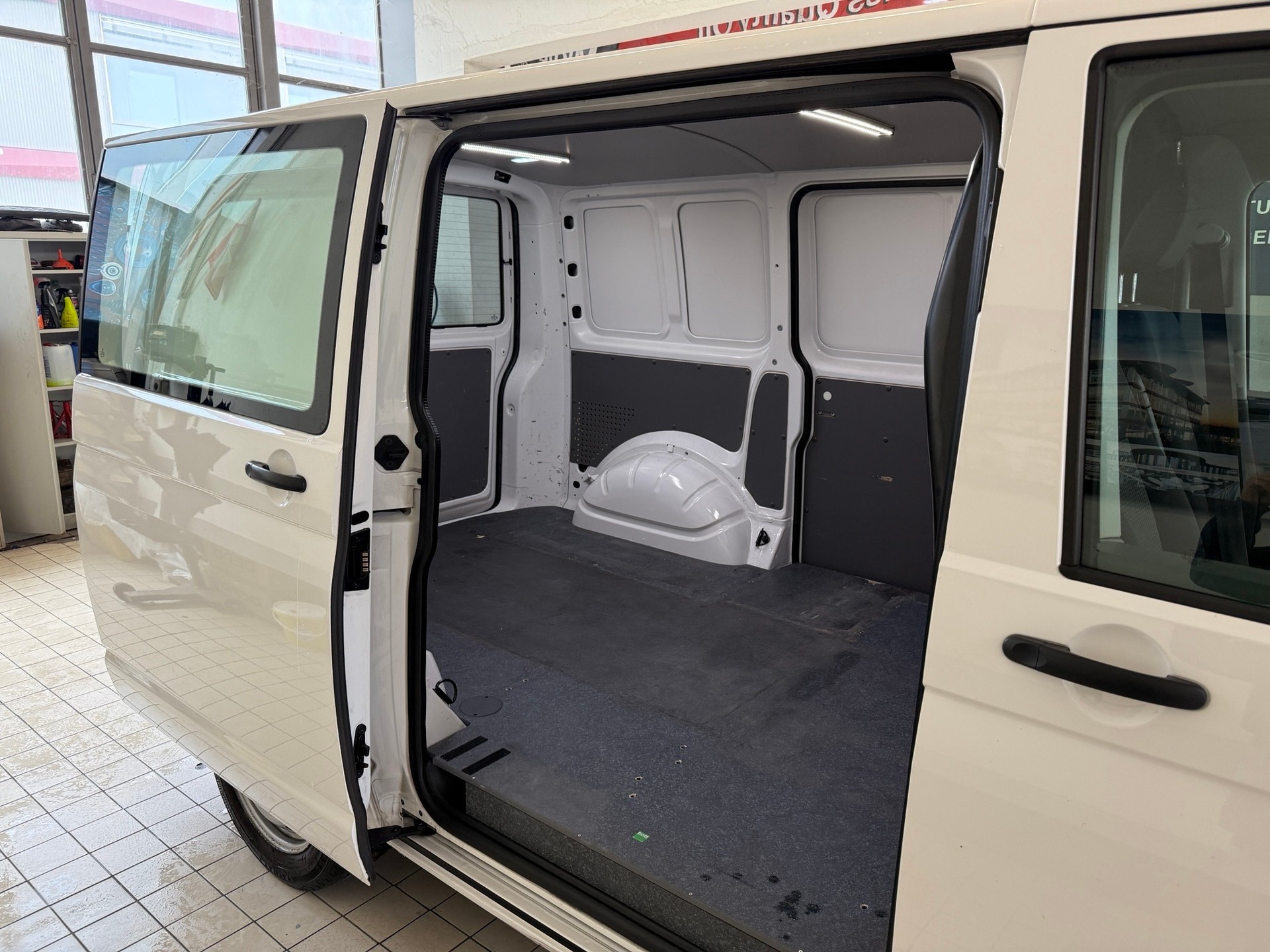 VW T6.1 2.0 TDI DSG-image-9