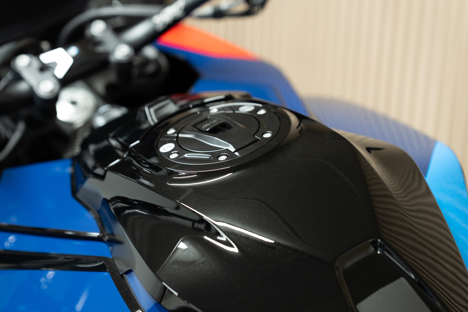 BMW M 1000 XR mit BMW Topcase-showroom-element-3
