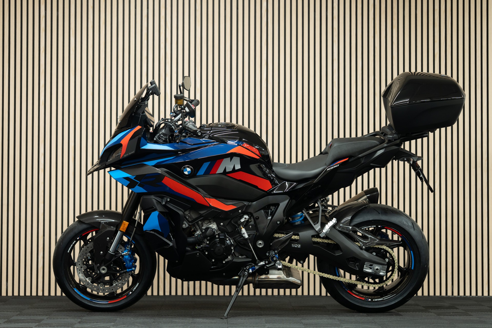 BMW M 1000 XR mit BMW Topcase-showroom-element-1