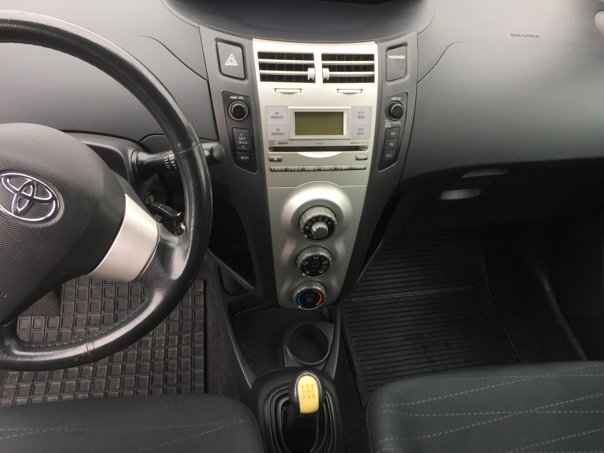 TOYOTA Yaris 1.3 Linea Luna-image-11