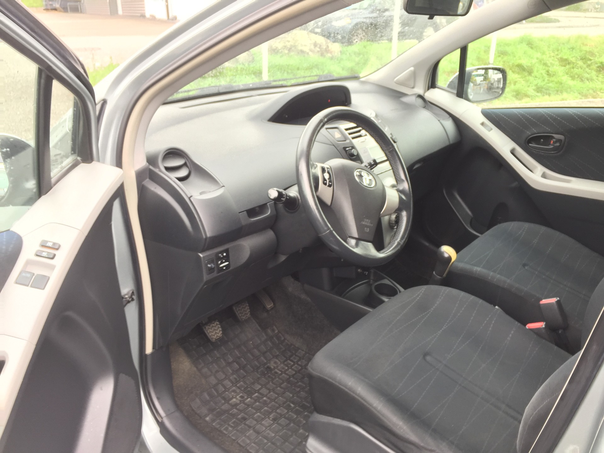 TOYOTA Yaris 1.3 Linea Luna-image-10