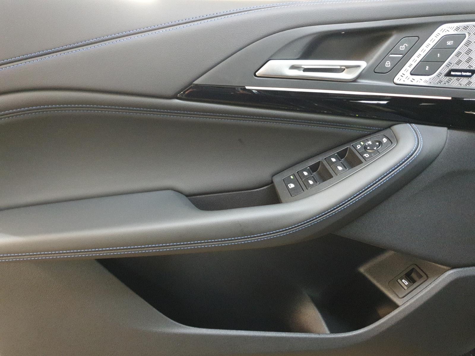 BMW 218d Active Tourer-image-9