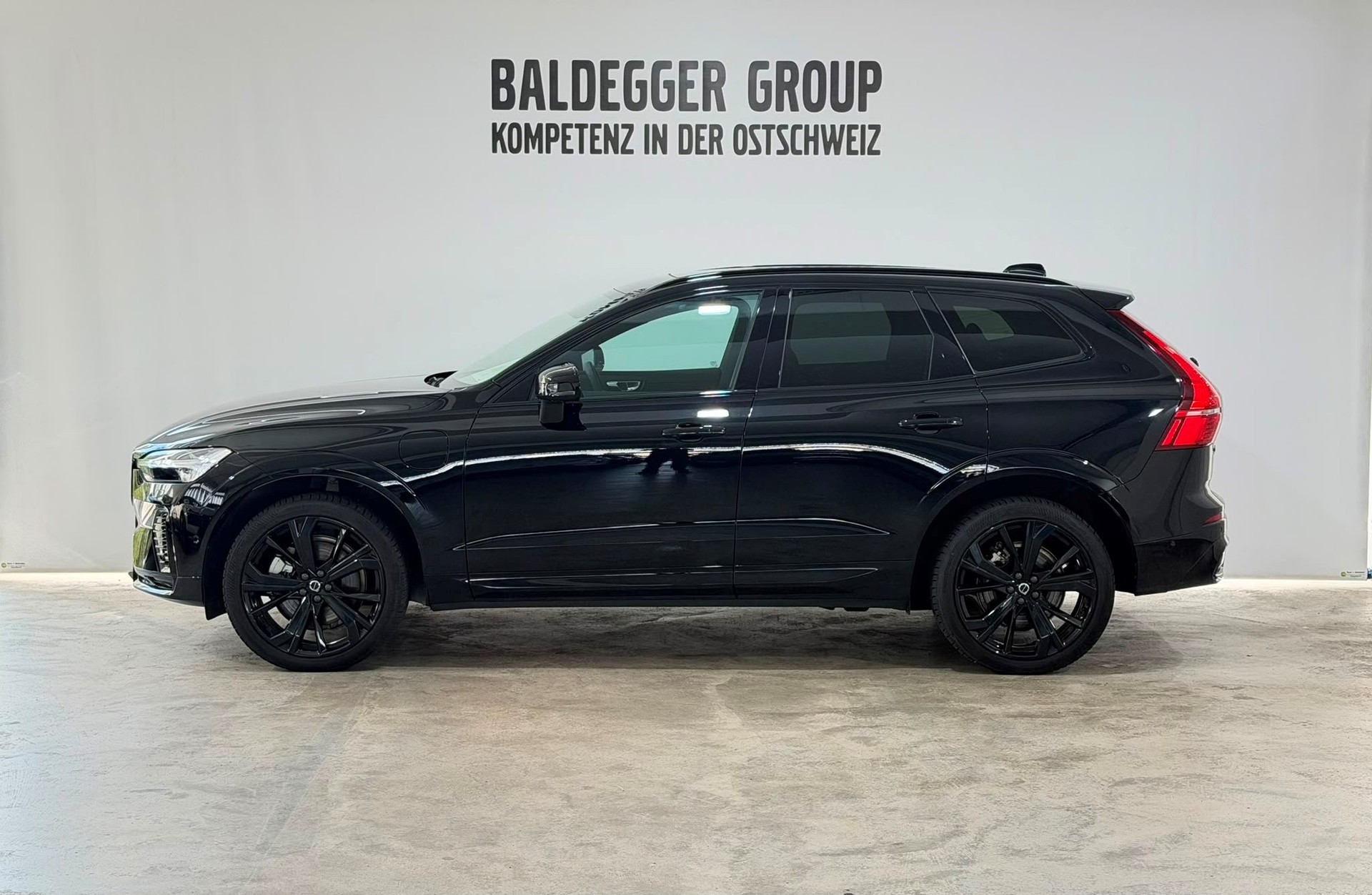 VOLVO XC60 2.0 T8 TE XCENTRIC Black-image-2