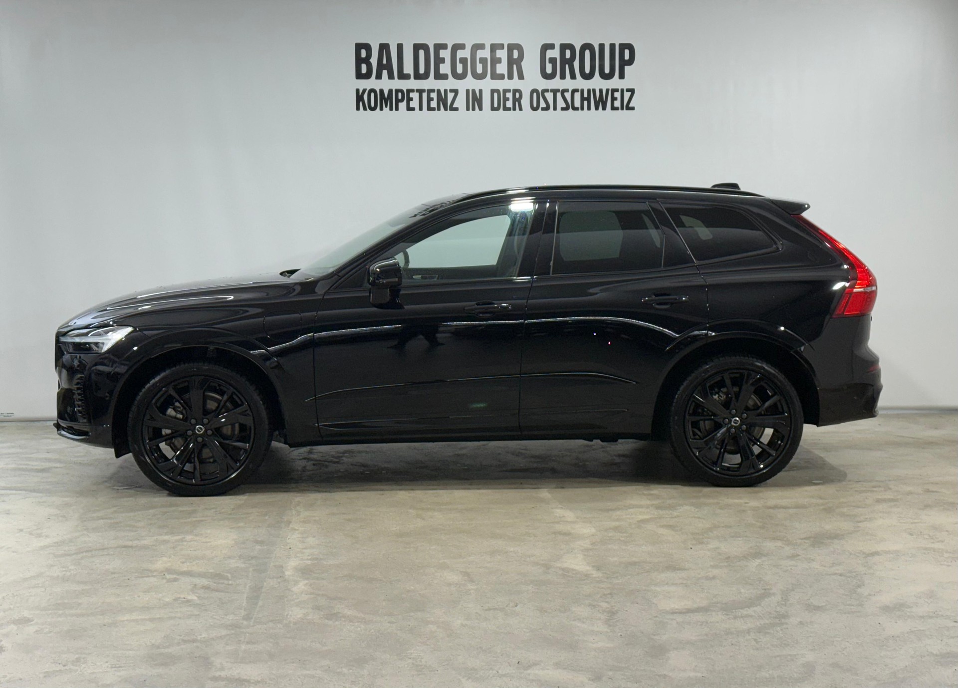 VOLVO XC60 2.0 T8 TE XCENTRIC Black-image-1