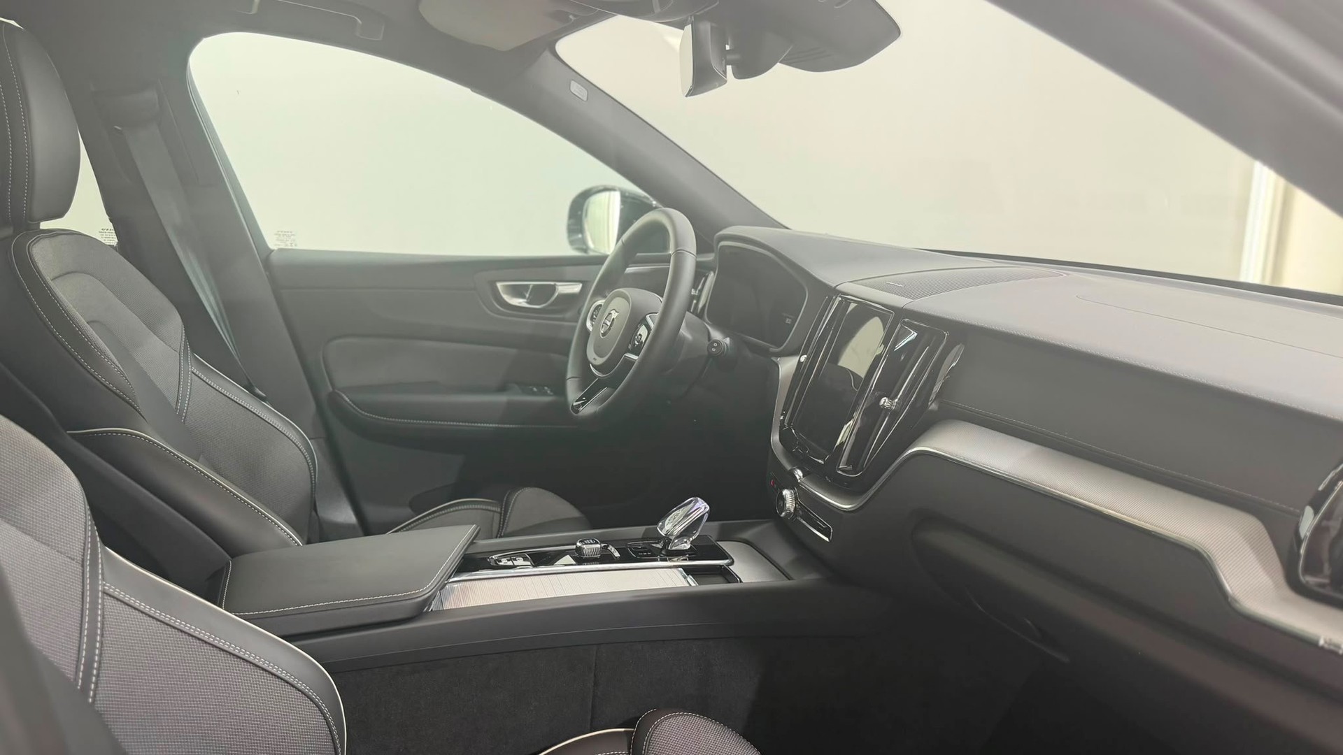 VOLVO XC60 2.0 T8 TE XCENTRIC Black-image-4