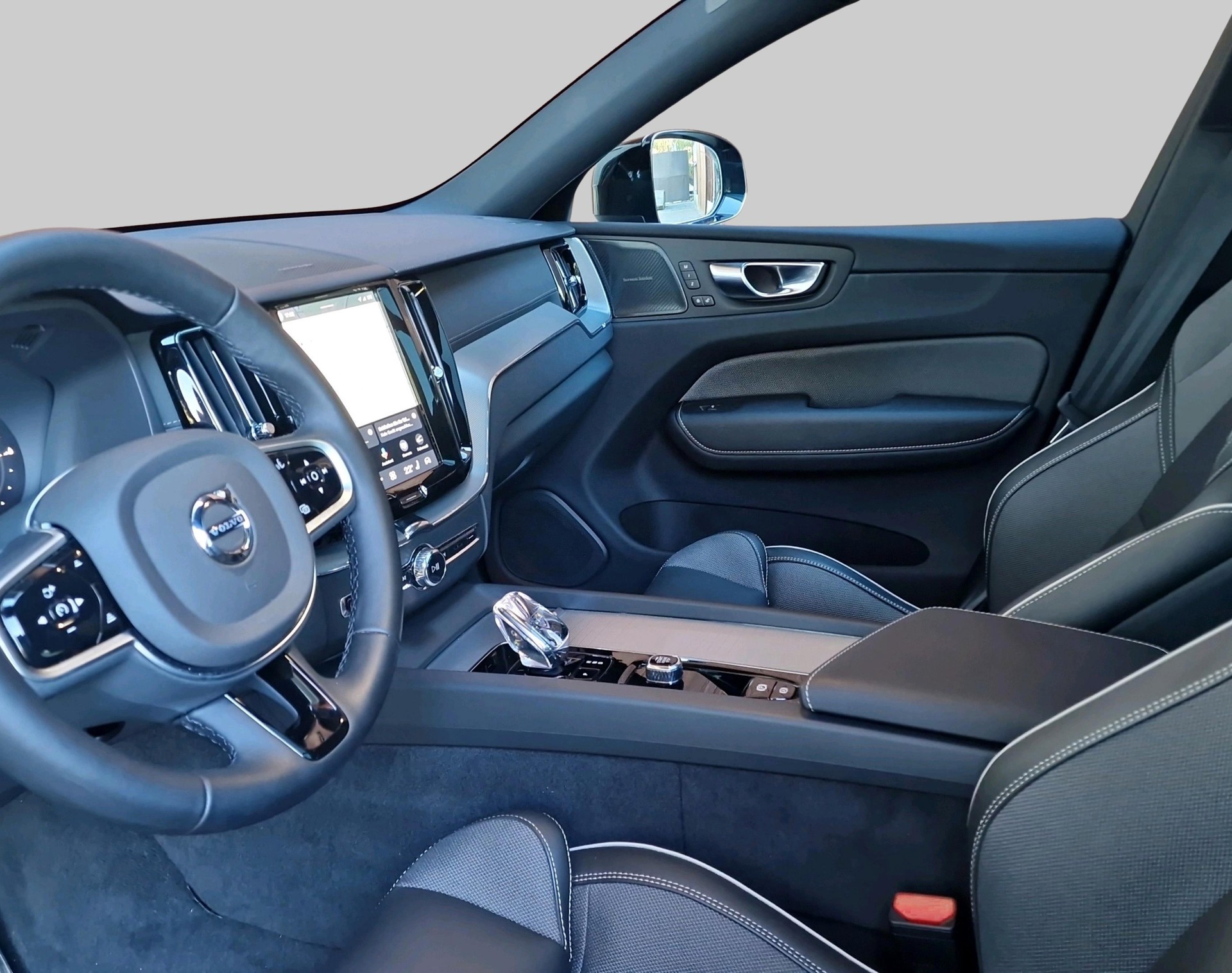 VOLVO XC60 2.0 T8 TE XCENTRIC Black-image-16