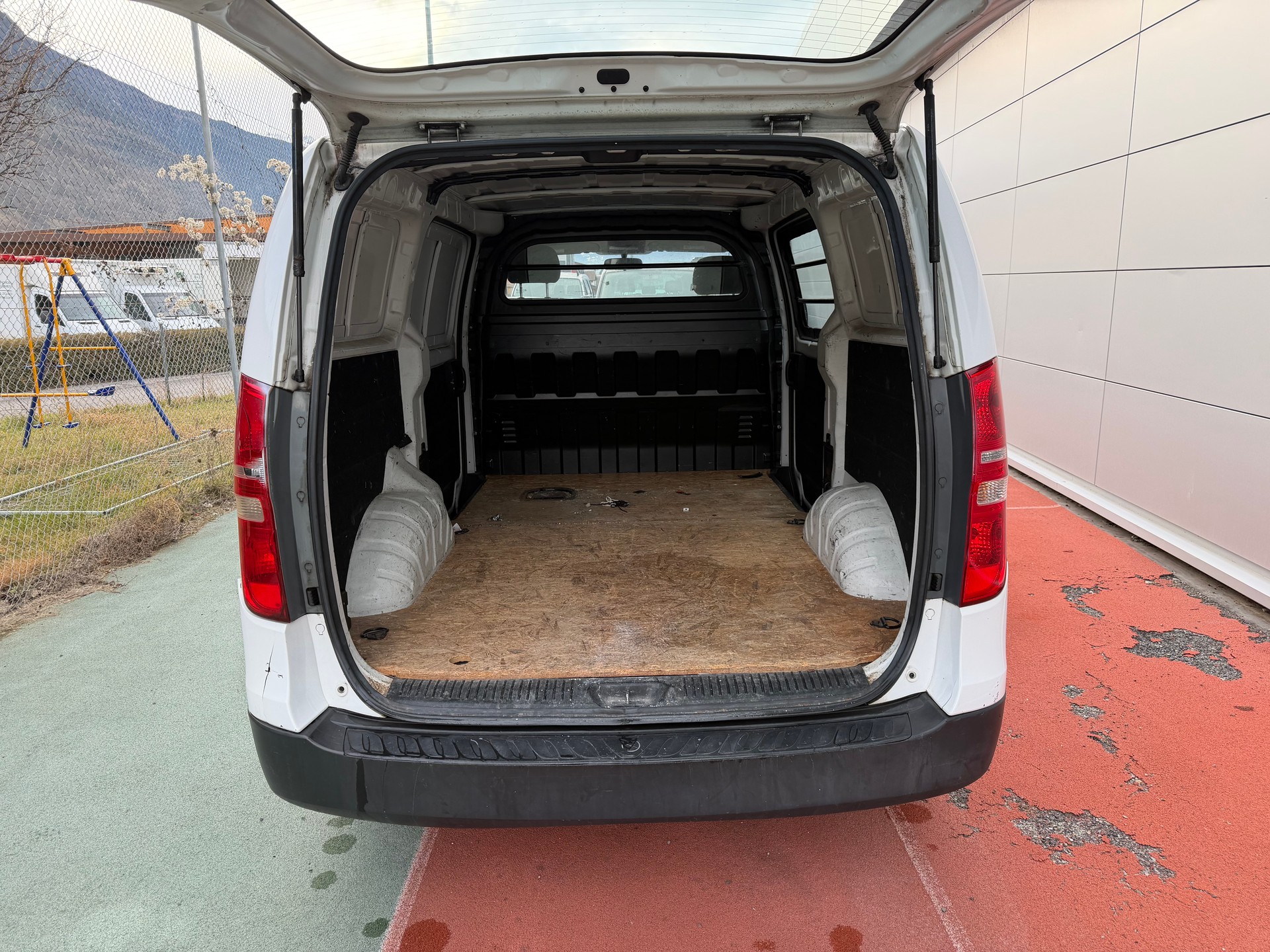 HYUNDAI H-1 Cargo 2.5 CRDi LP 6-Türen / Portes / Porte-image-10