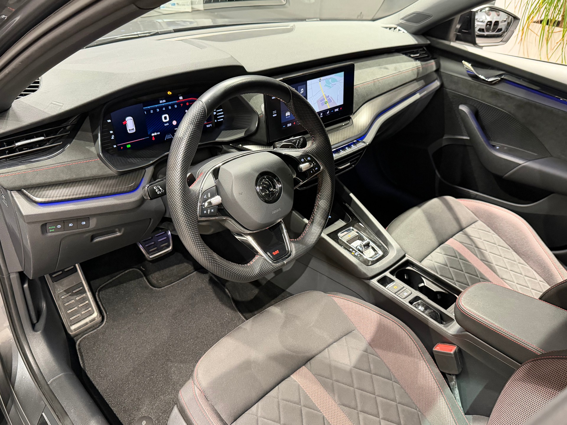 SKODA Octavia Combi 2.0 TSI DSG RS-image-12