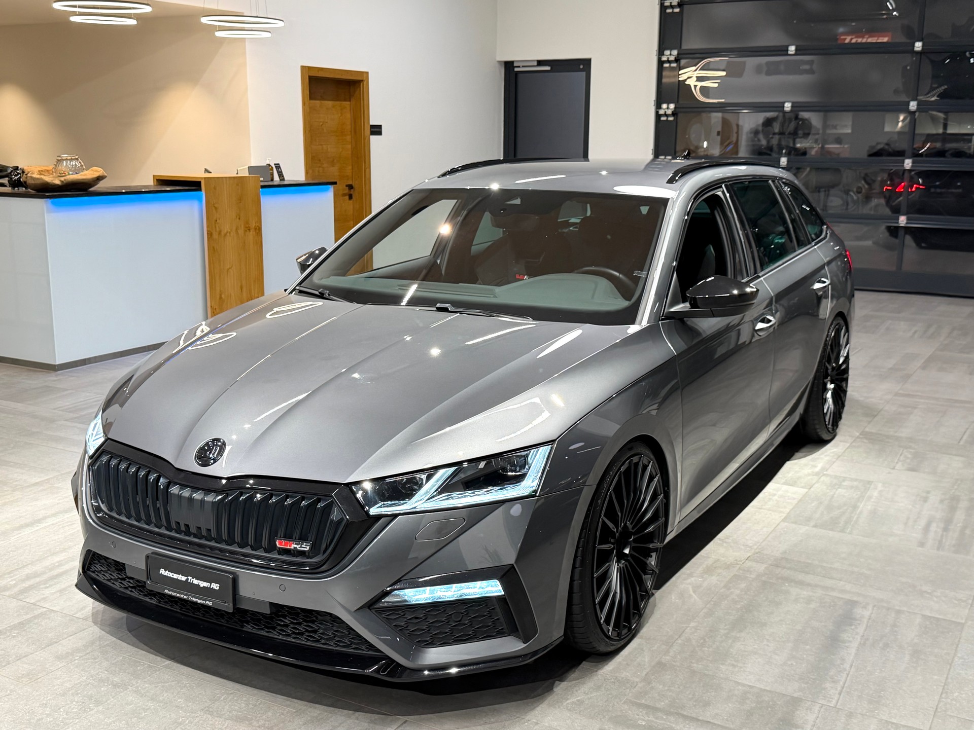 SKODA Octavia Combi 2.0 TSI DSG RS-image-1