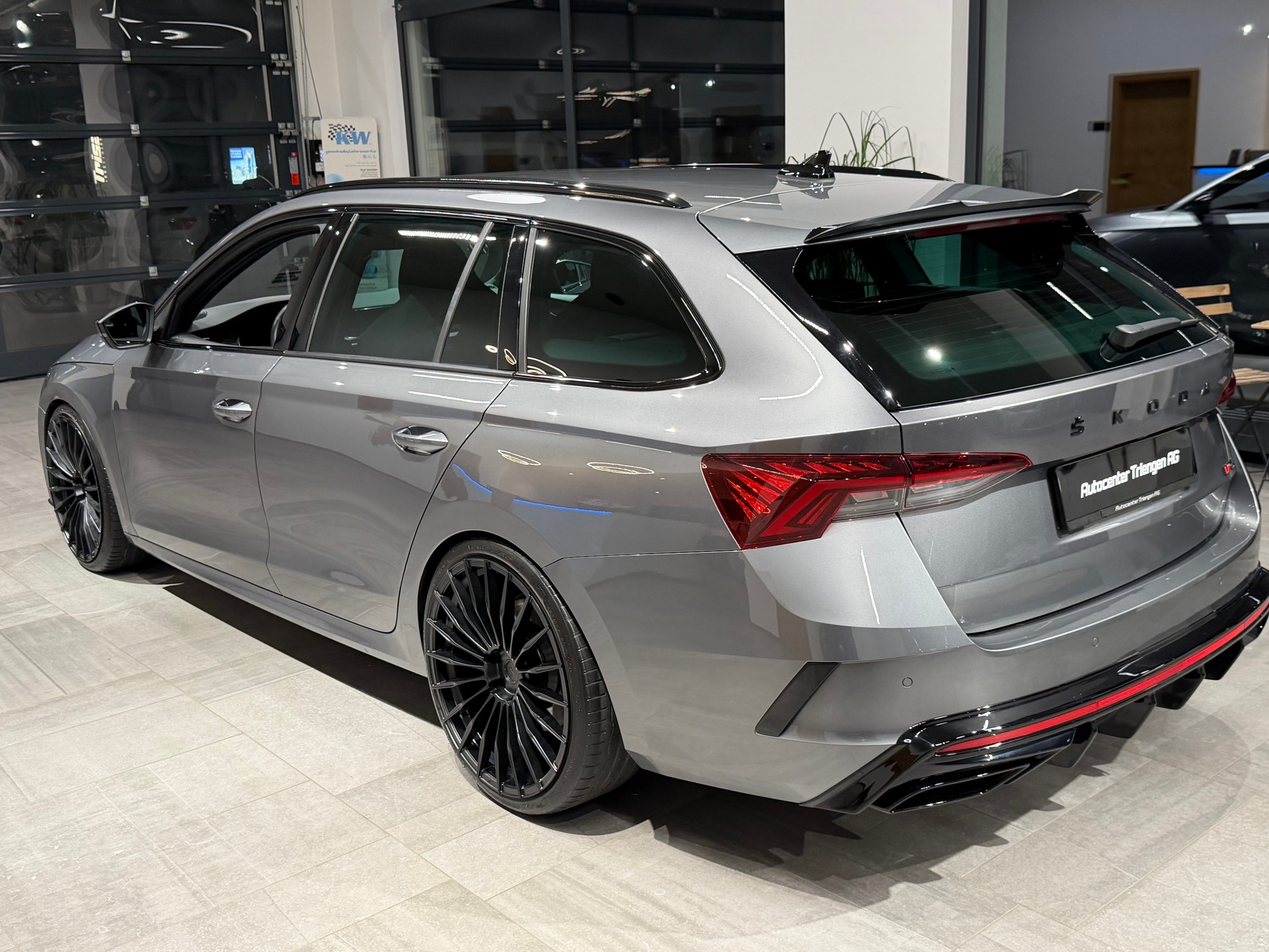 SKODA Octavia Combi 2.0 TSI DSG RS-image-9