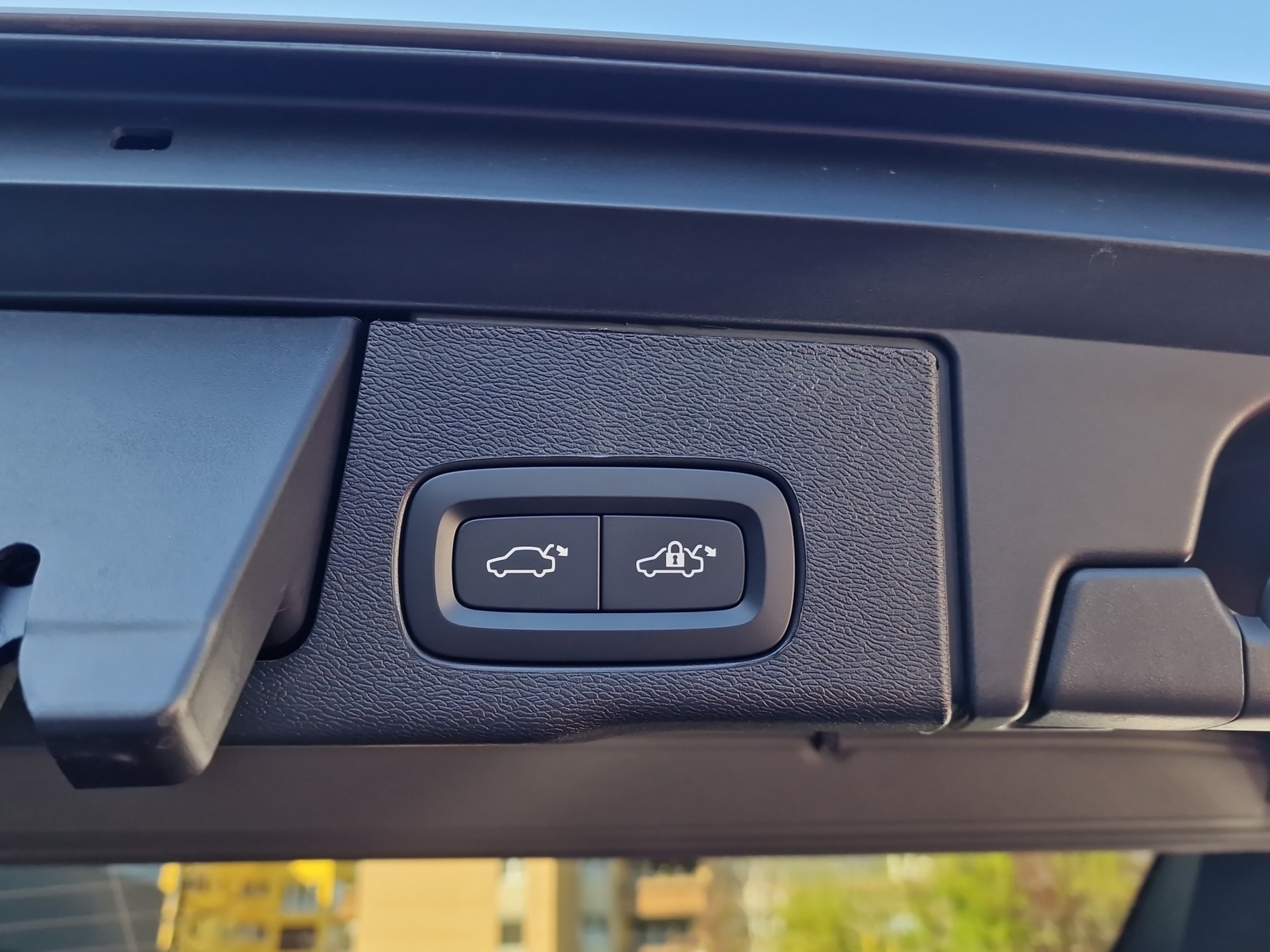 VOLVO XC60 2.0 B5 MH Black Edition AWD-image-18
