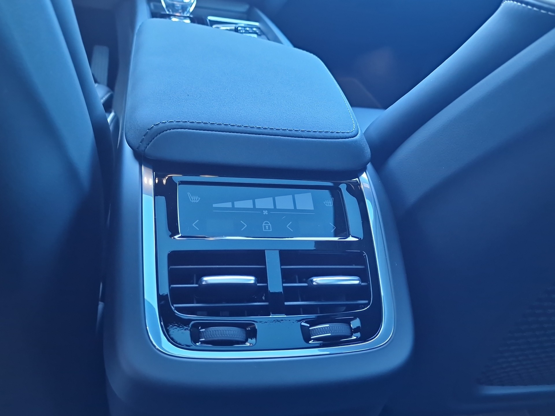 VOLVO XC60 2.0 B5 MH Black Edition AWD-image-17