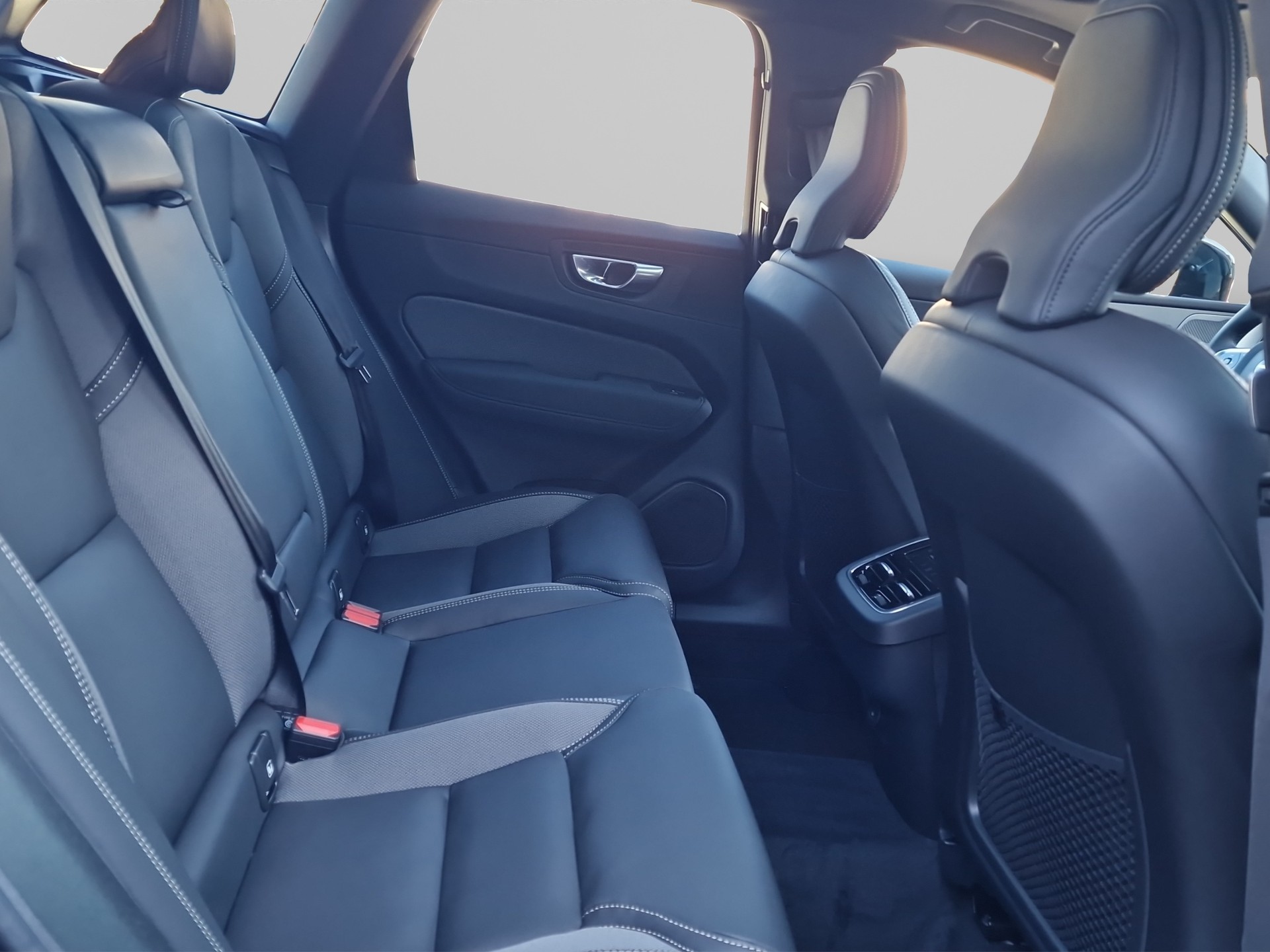 VOLVO XC60 2.0 B5 MH Black Edition AWD-image-12