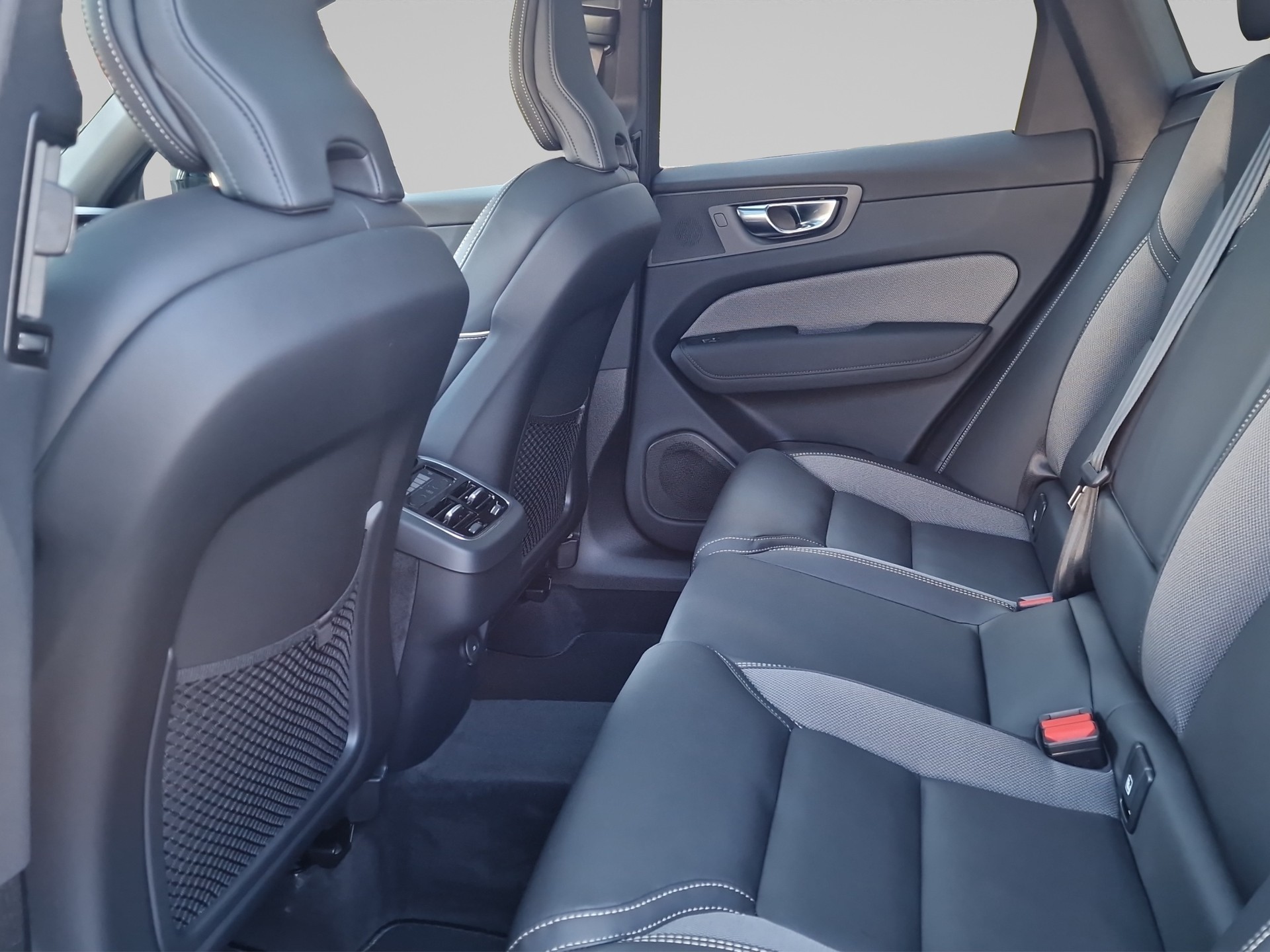 VOLVO XC60 2.0 B5 MH Black Edition AWD-image-14