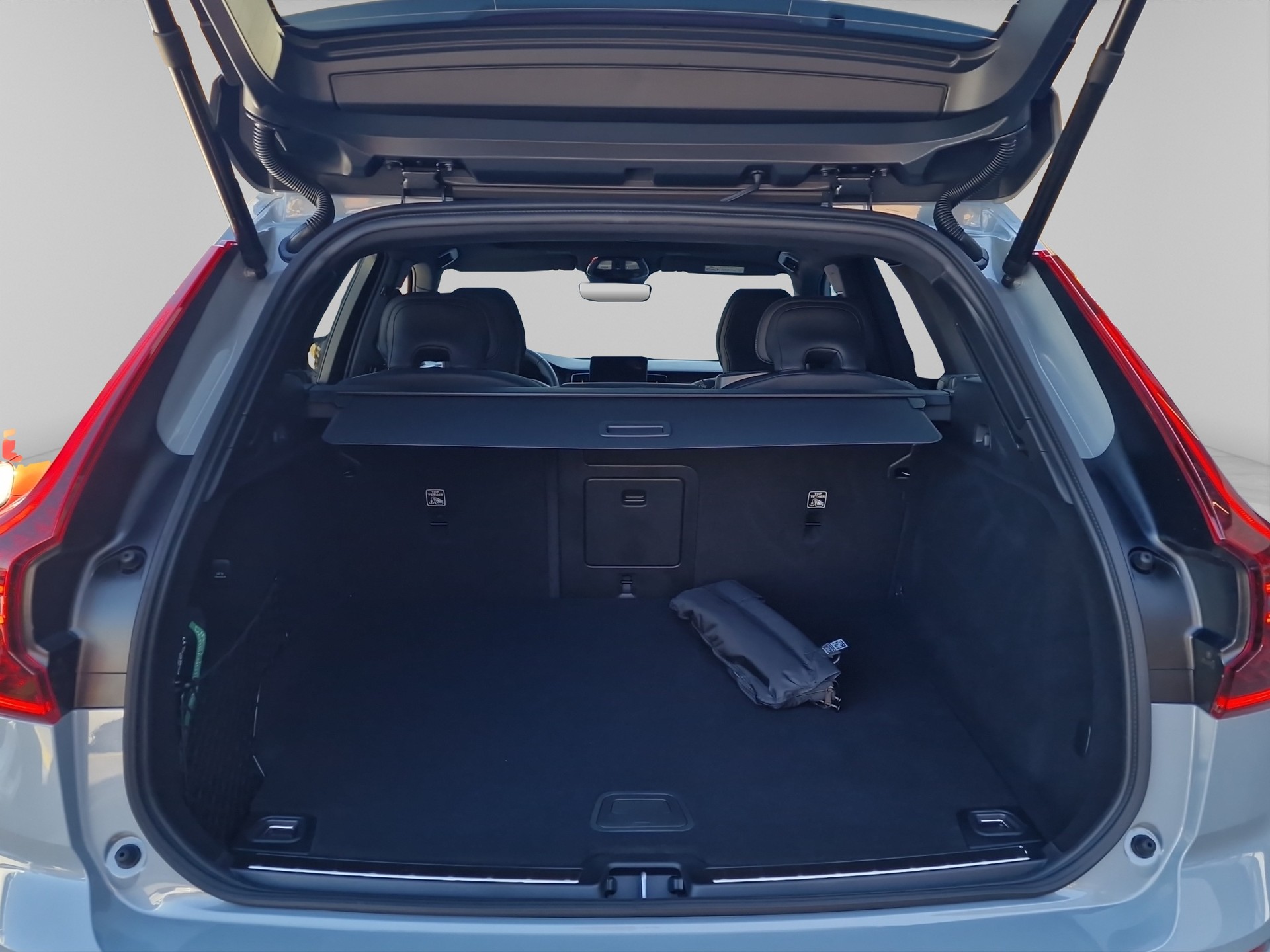 VOLVO XC60 2.0 B5 MH Black Edition AWD-image-15